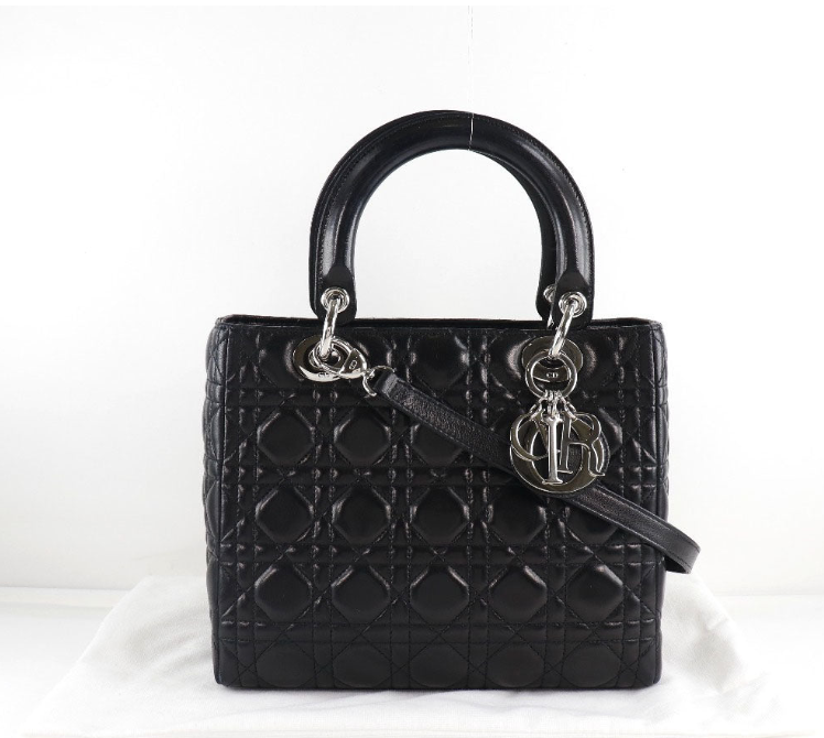 Bolso Lady Dior de tamaño mediano en piel de cordero negra con correa larga