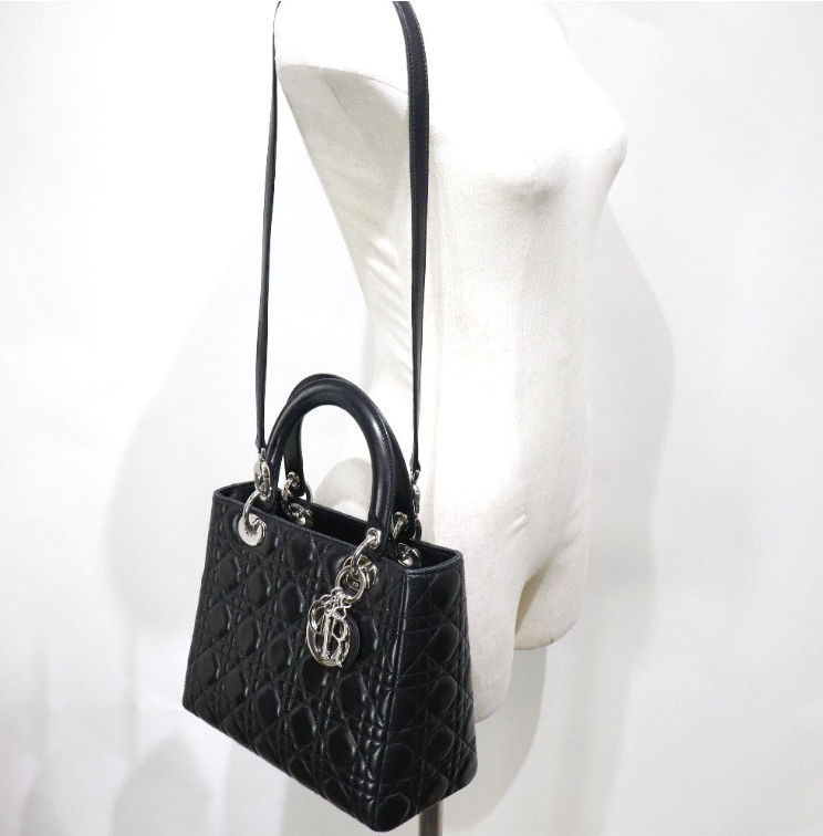 Bolso Lady Dior de tamaño mediano en piel de cordero negra con correa larga