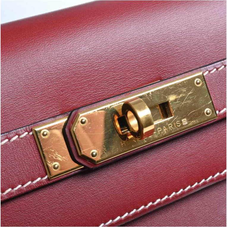 Hermes Kelly 32 handbag in a burgundy, comes with a shoulder strap, clochette, and Cadena