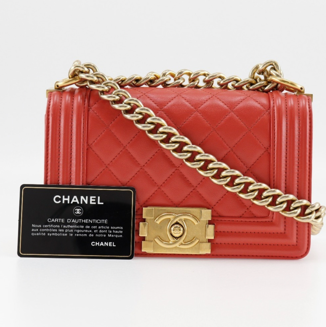 Bolso de hombro de Chanel Boy de cuero rojo de cuero rojo 2017 con hardware de color dorado