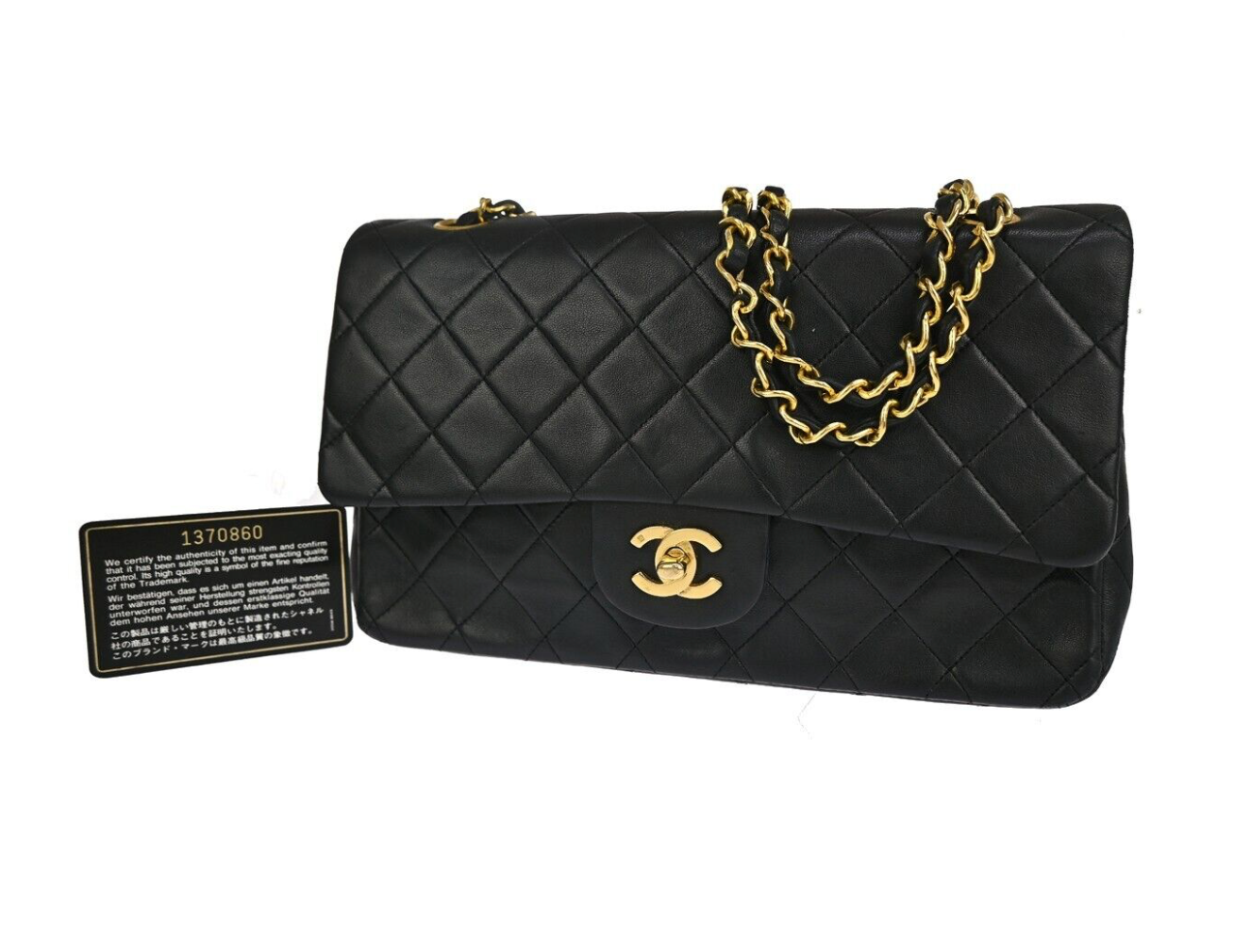 Bolso Chanel Classic de piel de cordero negra con el icónico acabado Matelasse