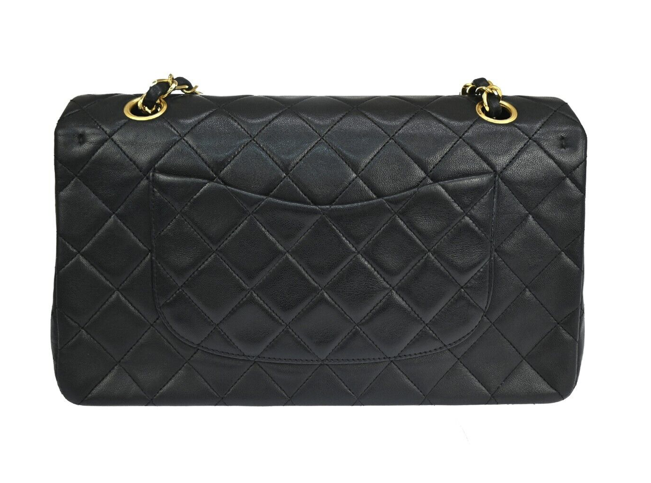 Bolso Chanel Classic de piel de cordero negra con el icónico acabado Matelasse