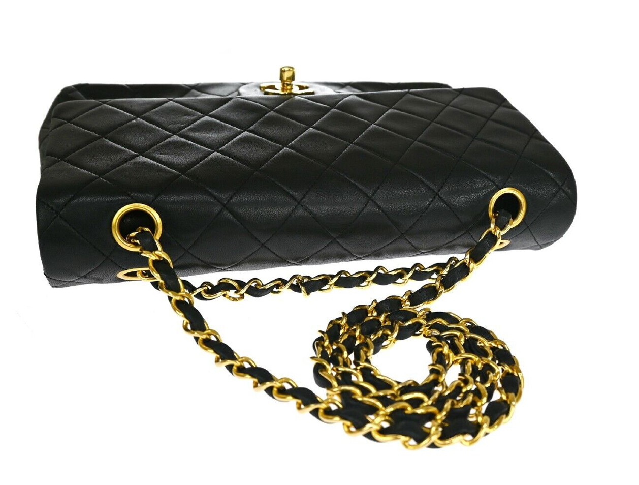 Bolso Chanel Classic de piel de cordero negra con el icónico acabado Matelasse