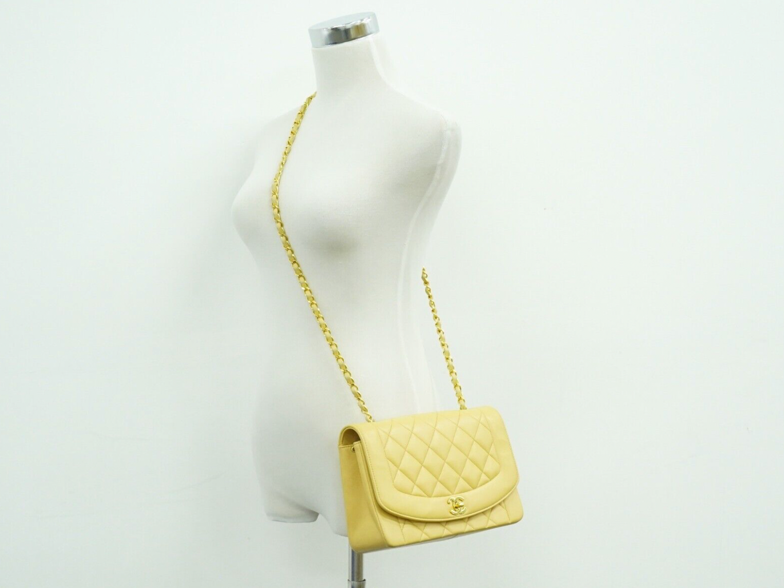 Pre-owned Vintage Chanel Diana CC leather shoulder bag in a yellow colour & gold-tone hardware