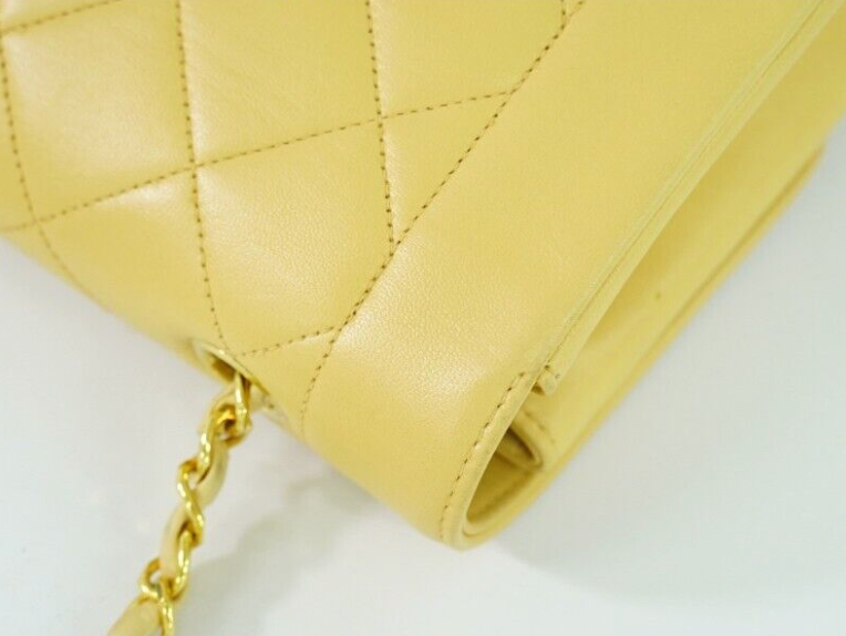 Pre-owned Vintage Chanel Diana CC leather shoulder bag in a yellow colour & gold-tone hardware