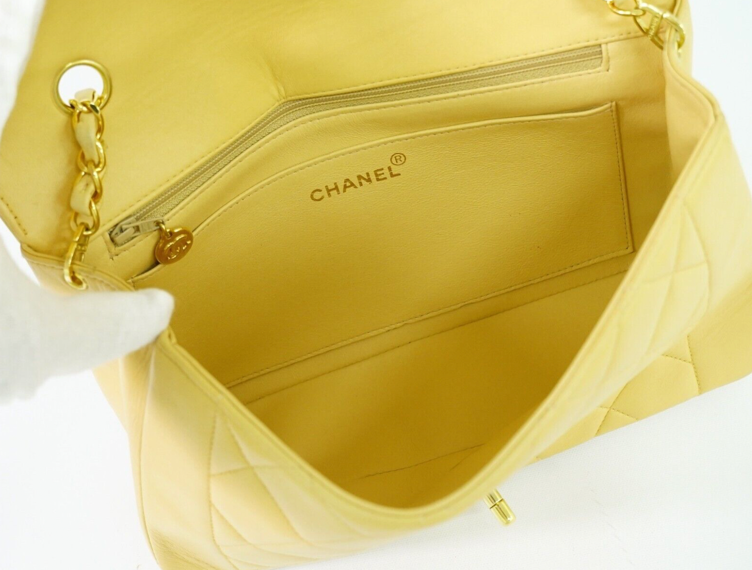 Pre-owned Vintage Chanel Diana CC leather shoulder bag in a yellow colour & gold-tone hardware