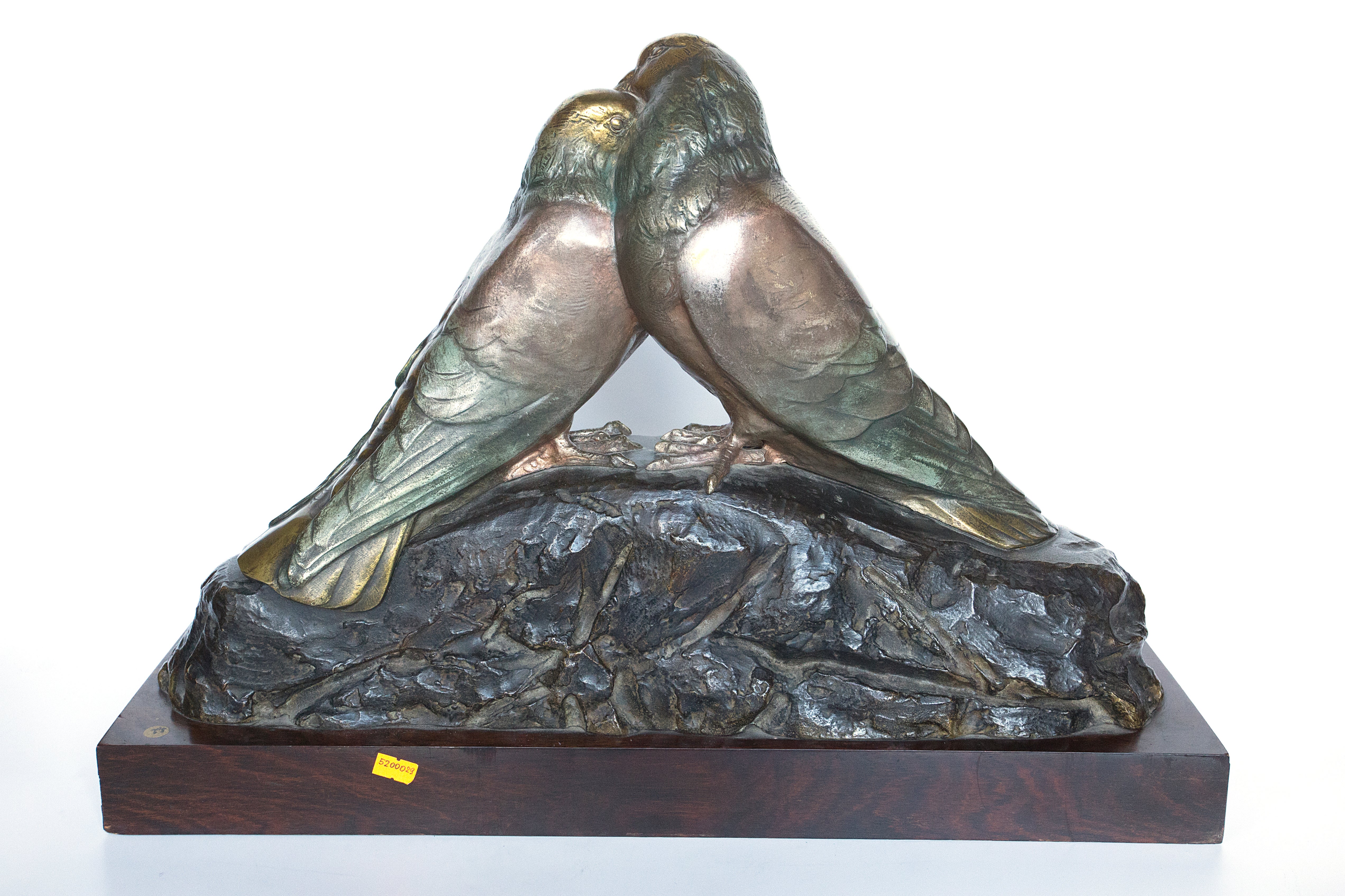 Escultura de bronce patinada de Pierre-Alexandre Morlon de “Palomas”