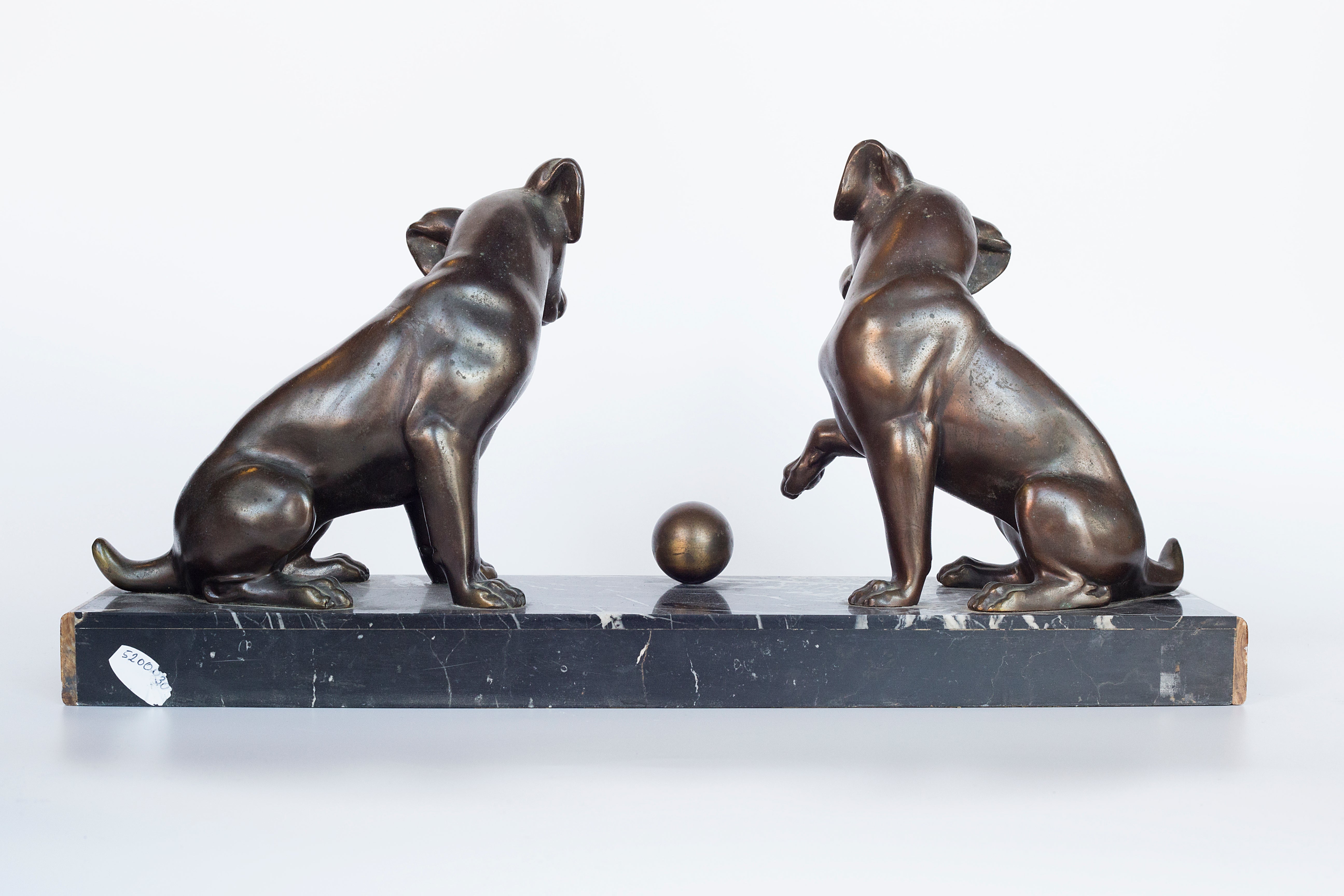 Escultura de bronce sobre pedestal de mármol de Irenee Rochard "Dos cachorros de Fox Terrier jugando con una pelota"