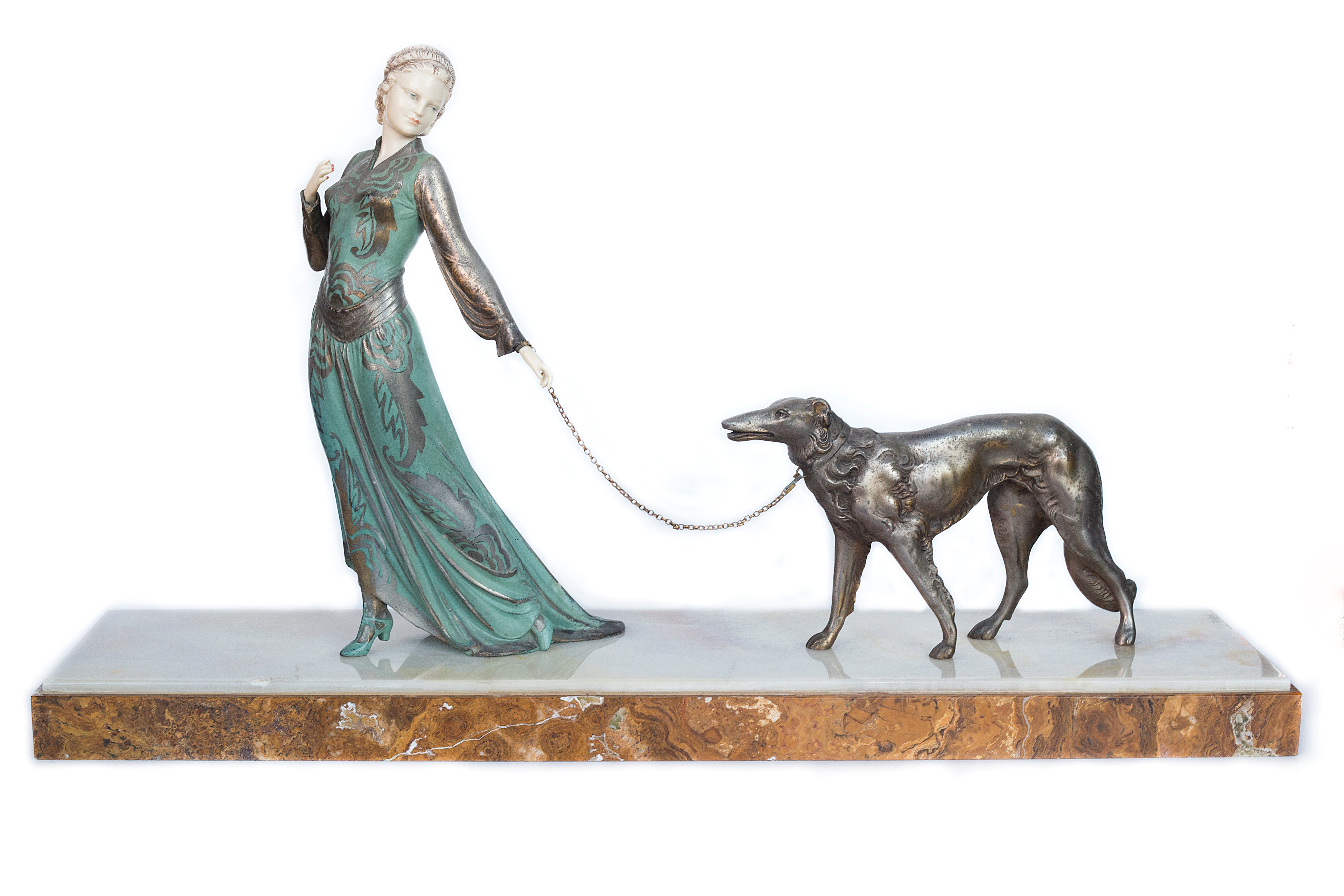 J. Roggia “Elegante Et Son Chien” Escultura Art Déco de bronce de una dama y un perro sobre base de mármol