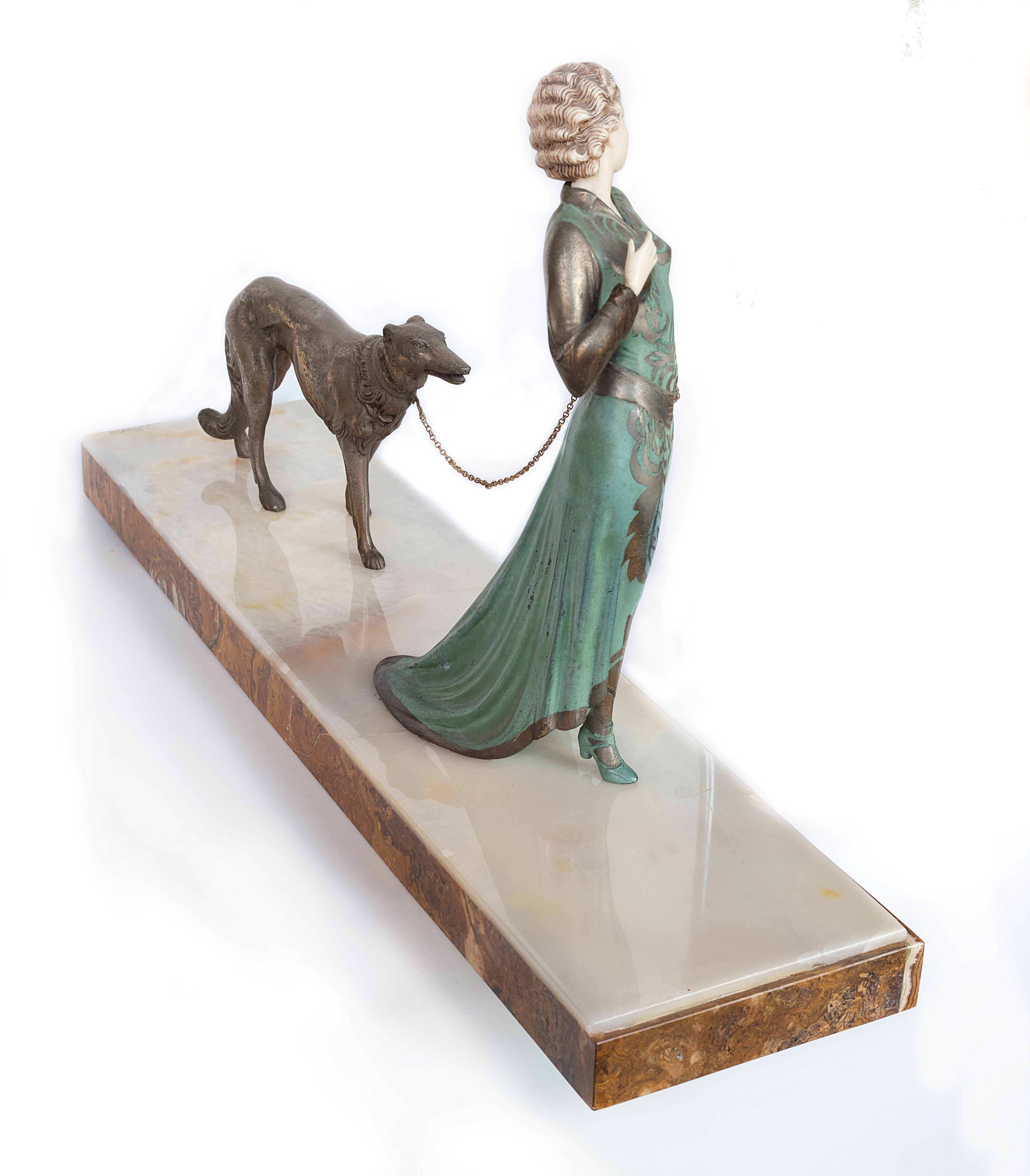 J. Roggia “Elegante Et Son Chien” Escultura Art Déco de bronce de una dama y un perro sobre base de mármol