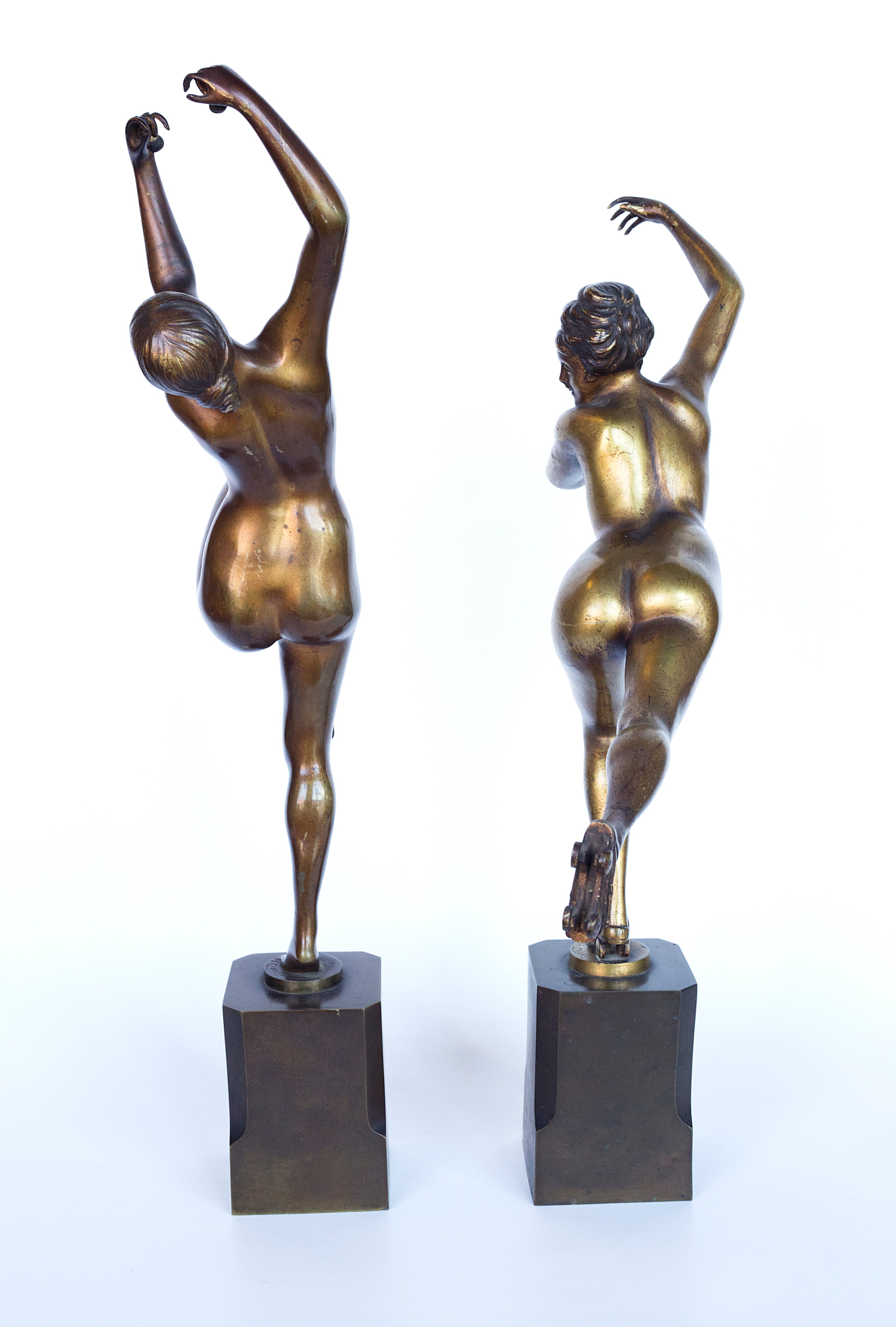 Dos esculturas Art Déco de bronce de H. Calot “Nude Dancer” y “Roller Skater” sobre un pedestal de bronce