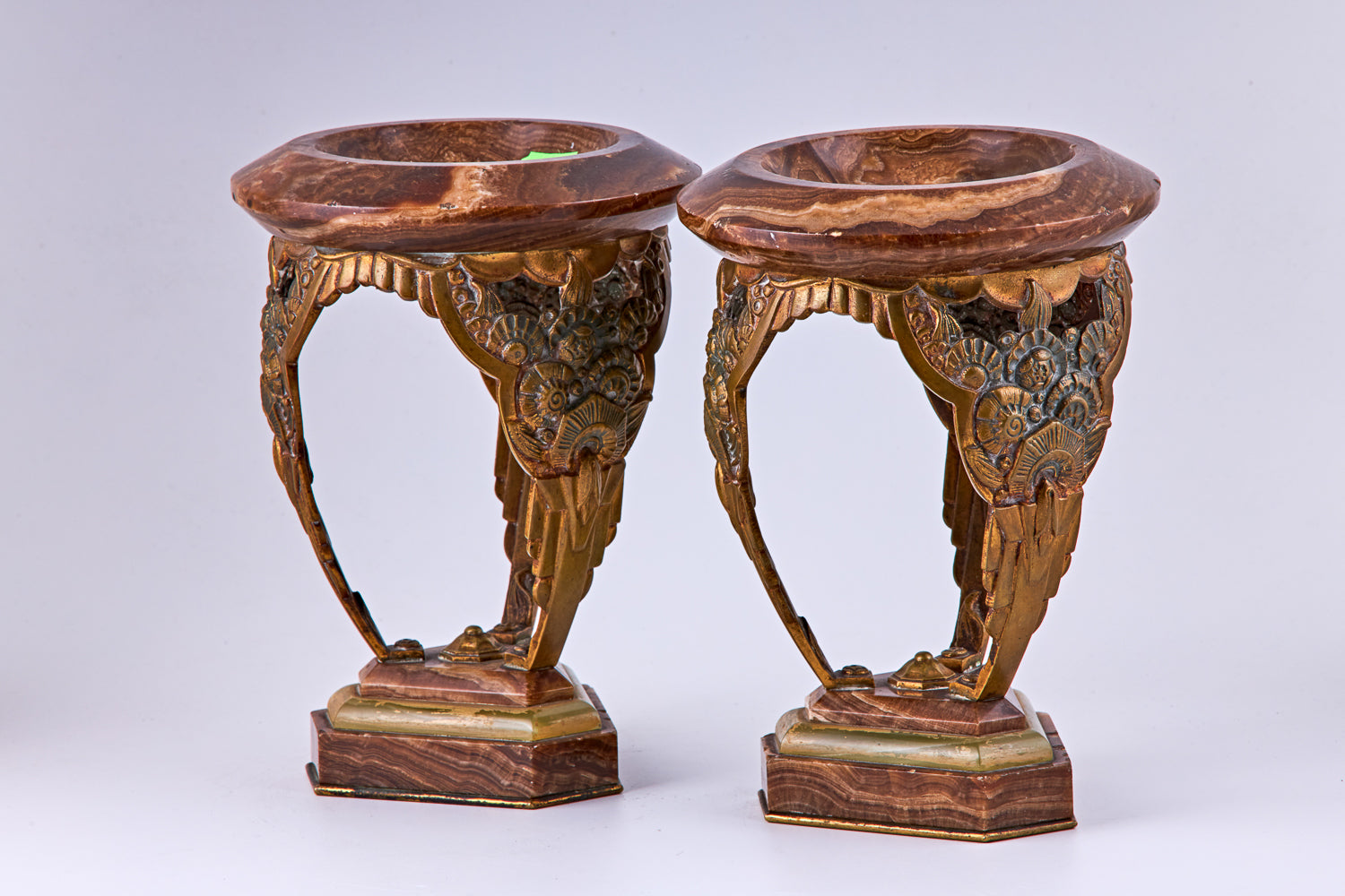 一對裝飾藝術青銅和大理石裝飾花瓶，青銅和大理石
