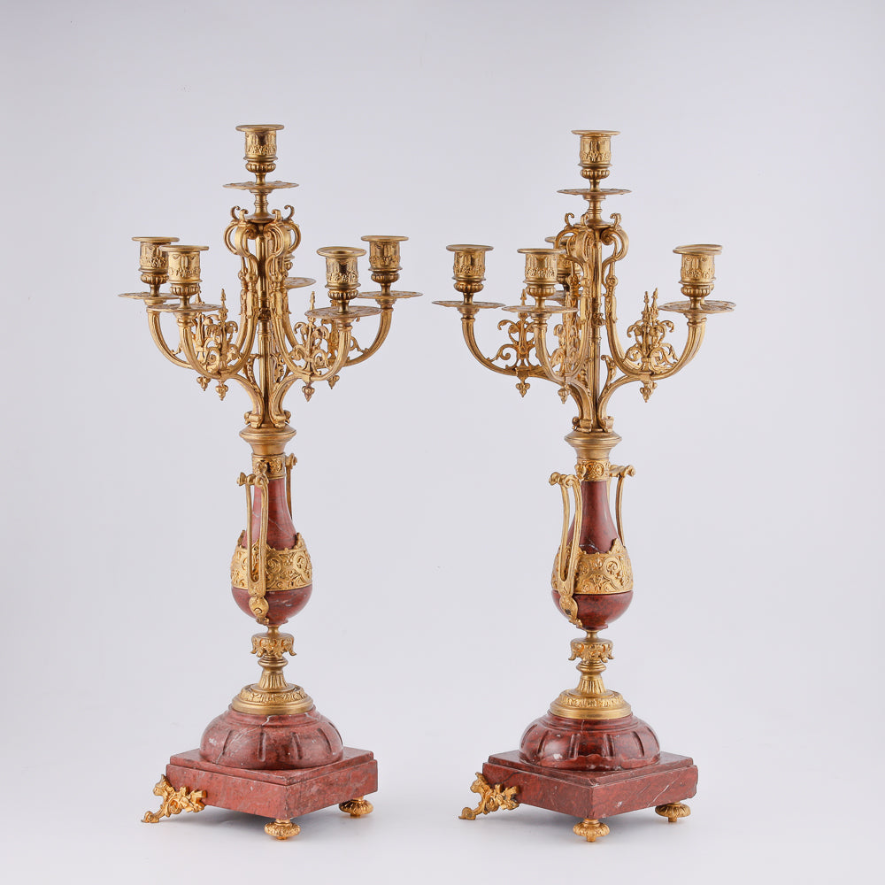 Un conjunto de dos candelabros antiguos de bronce exquisitamente dorados.