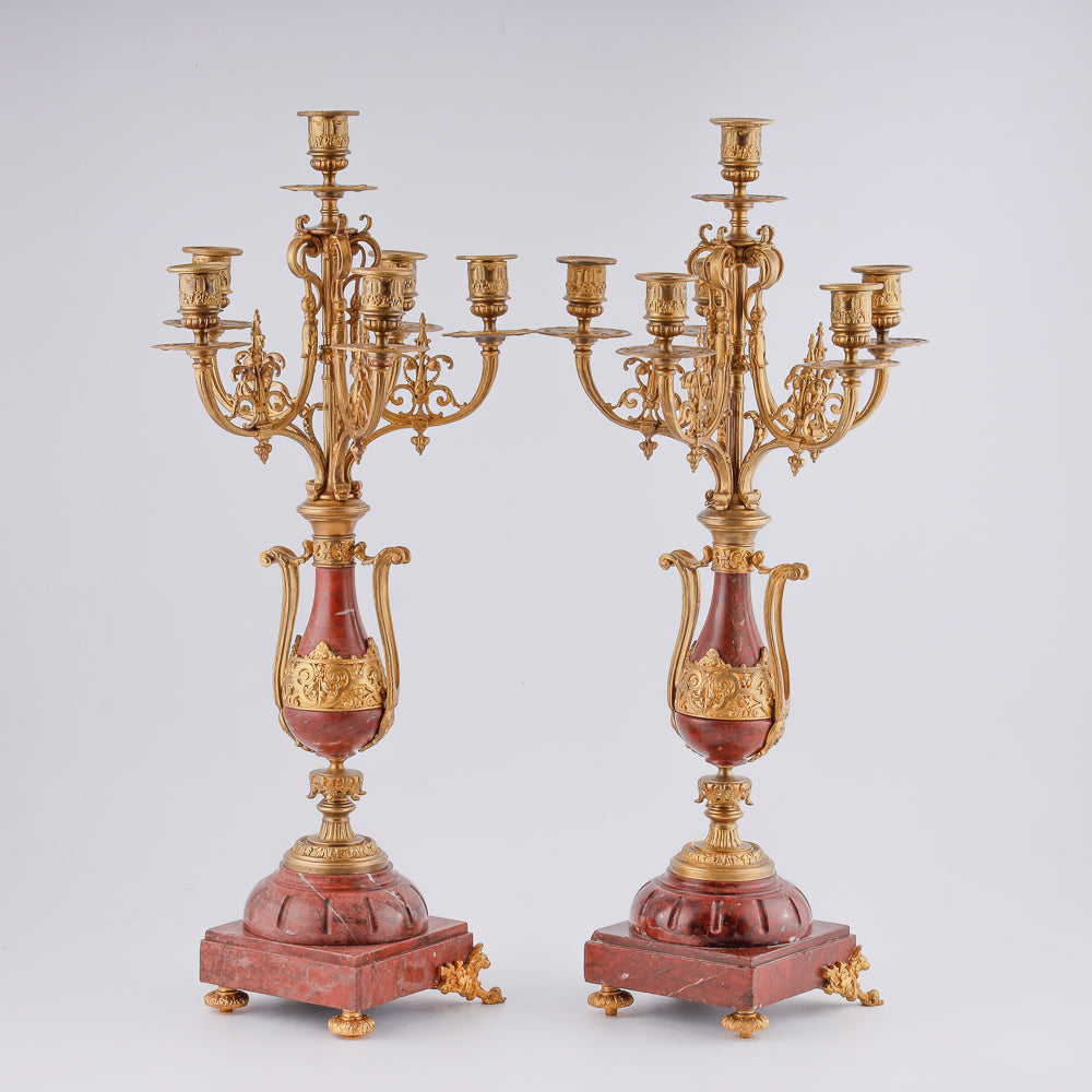 Un conjunto de dos candelabros antiguos de bronce exquisitamente dorados.