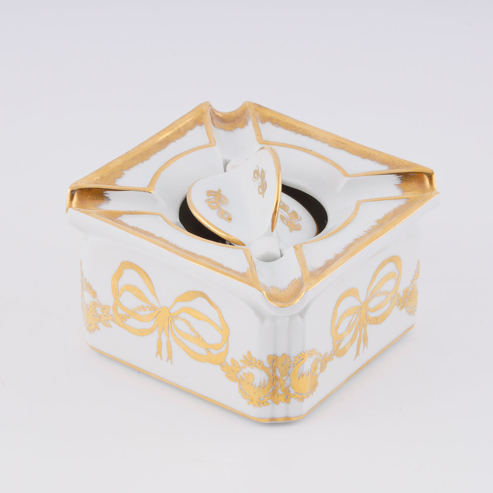 Cenicero de puros antiguo estilo Imperio de porcelana pintada en oro