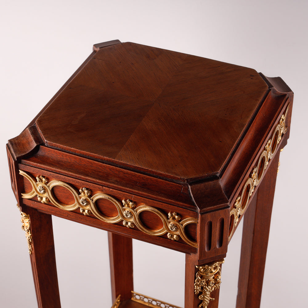 紅木手工雕刻的控制台，帶有鍍金的新古典主義裝飾擺件。