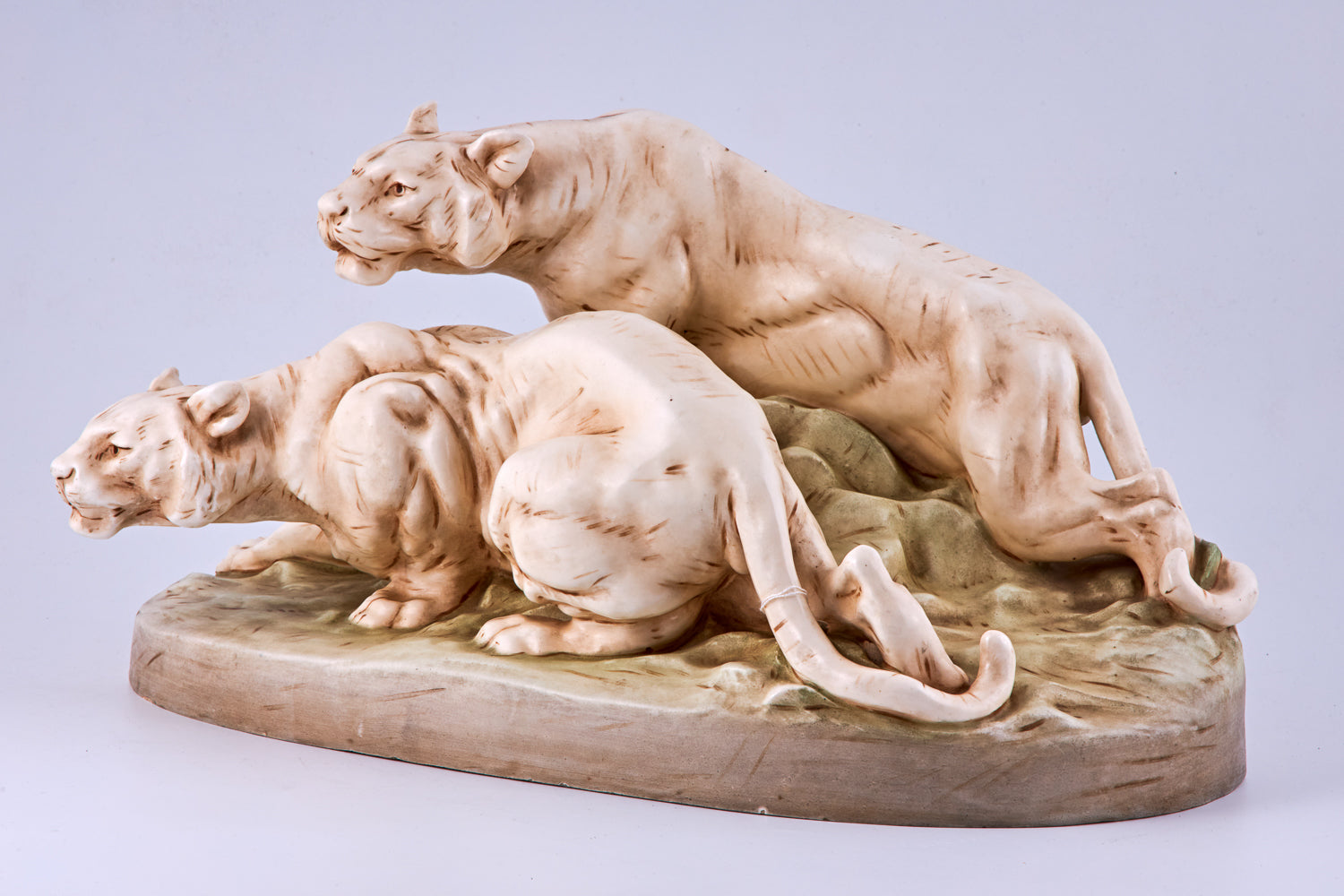 Escultura minimalista de porcelana de dos tigres.