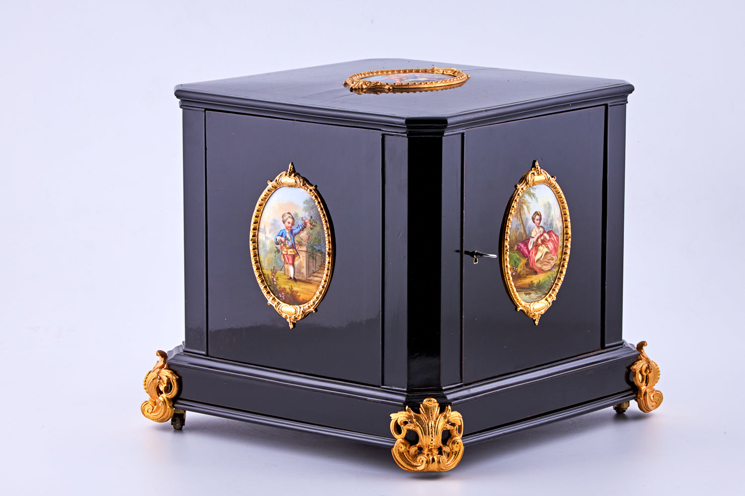 Gabinete de ébano del período Napoleón III con placas de porcelana de Sèvres y monturas de oro molido