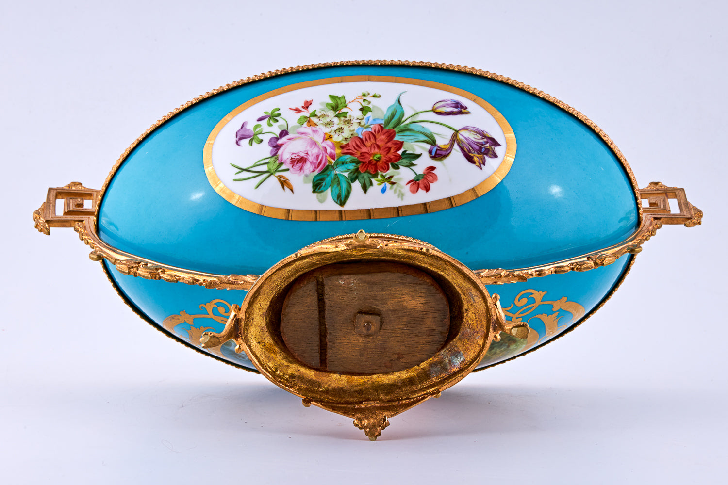 Jarrón de porcelana con montura ormolu Sevres bleu celeste