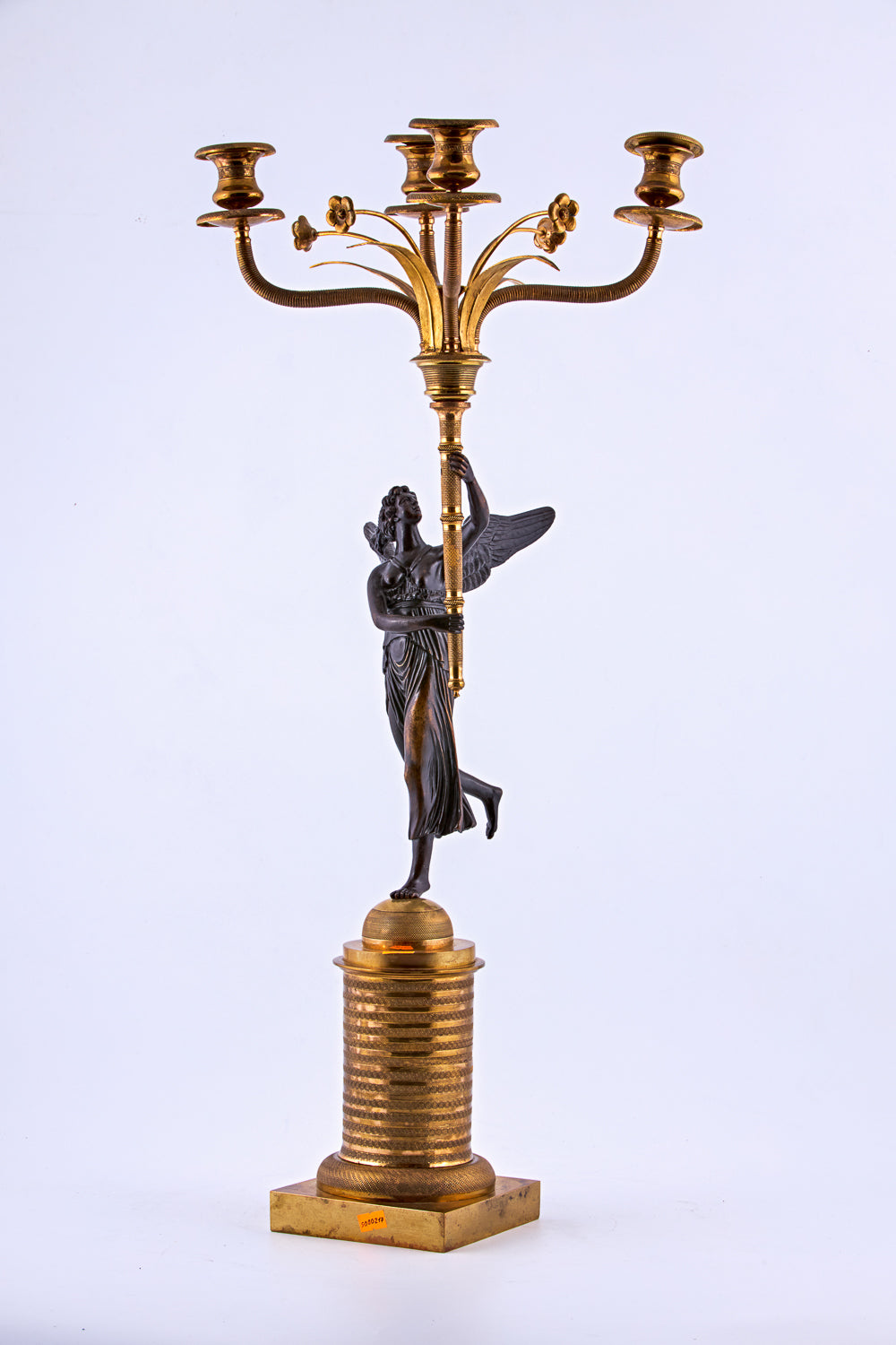 Imponente candelabro de bronce bañado en oro