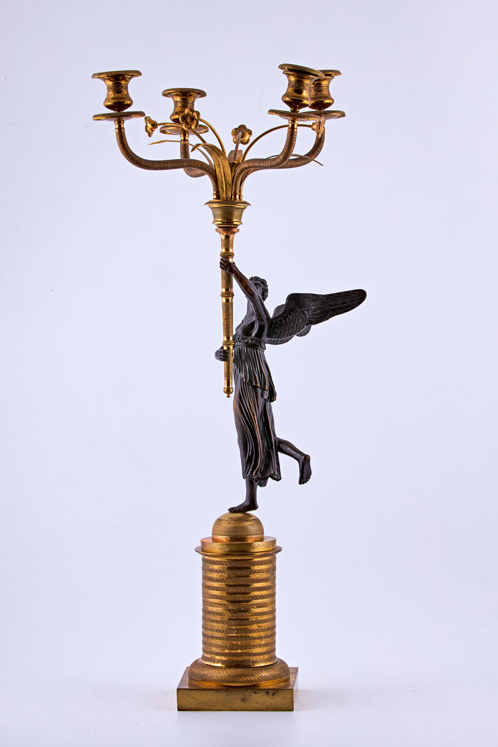 Imponente candelabro de bronce bañado en oro