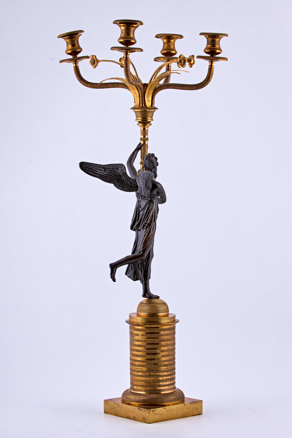 Imponente candelabro de bronce bañado en oro