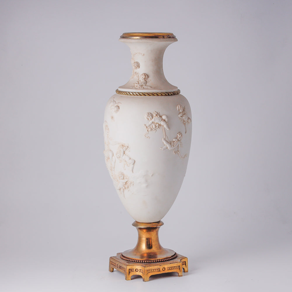 新古典主義沙龍花瓶，飾有金星和阿莫斯圖案