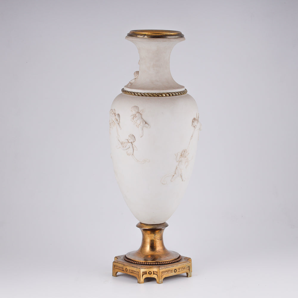 新古典主義沙龍花瓶，飾有金星和阿莫斯圖案