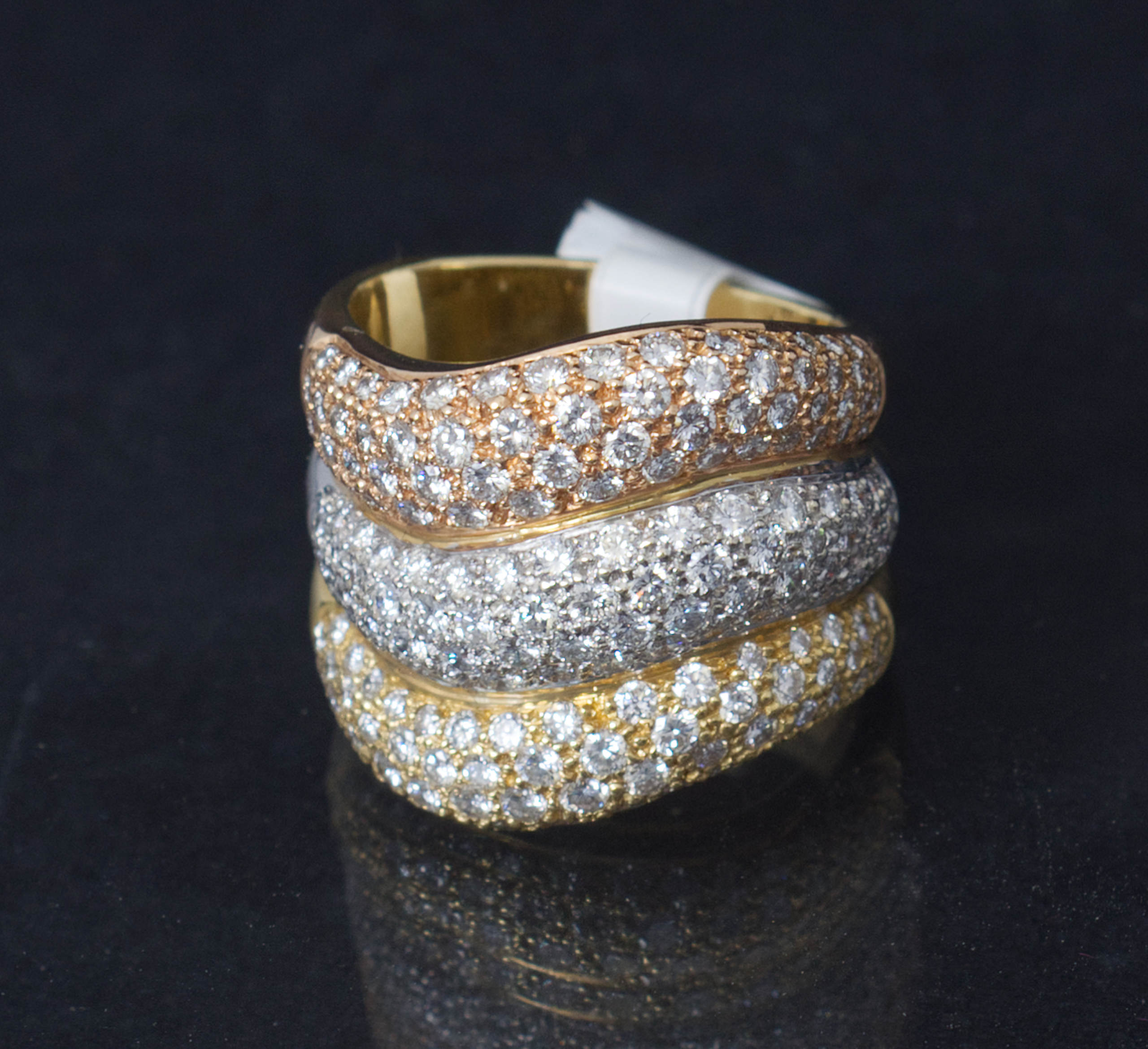 Anillo de oro de 18k engastado con diamantes naturales.