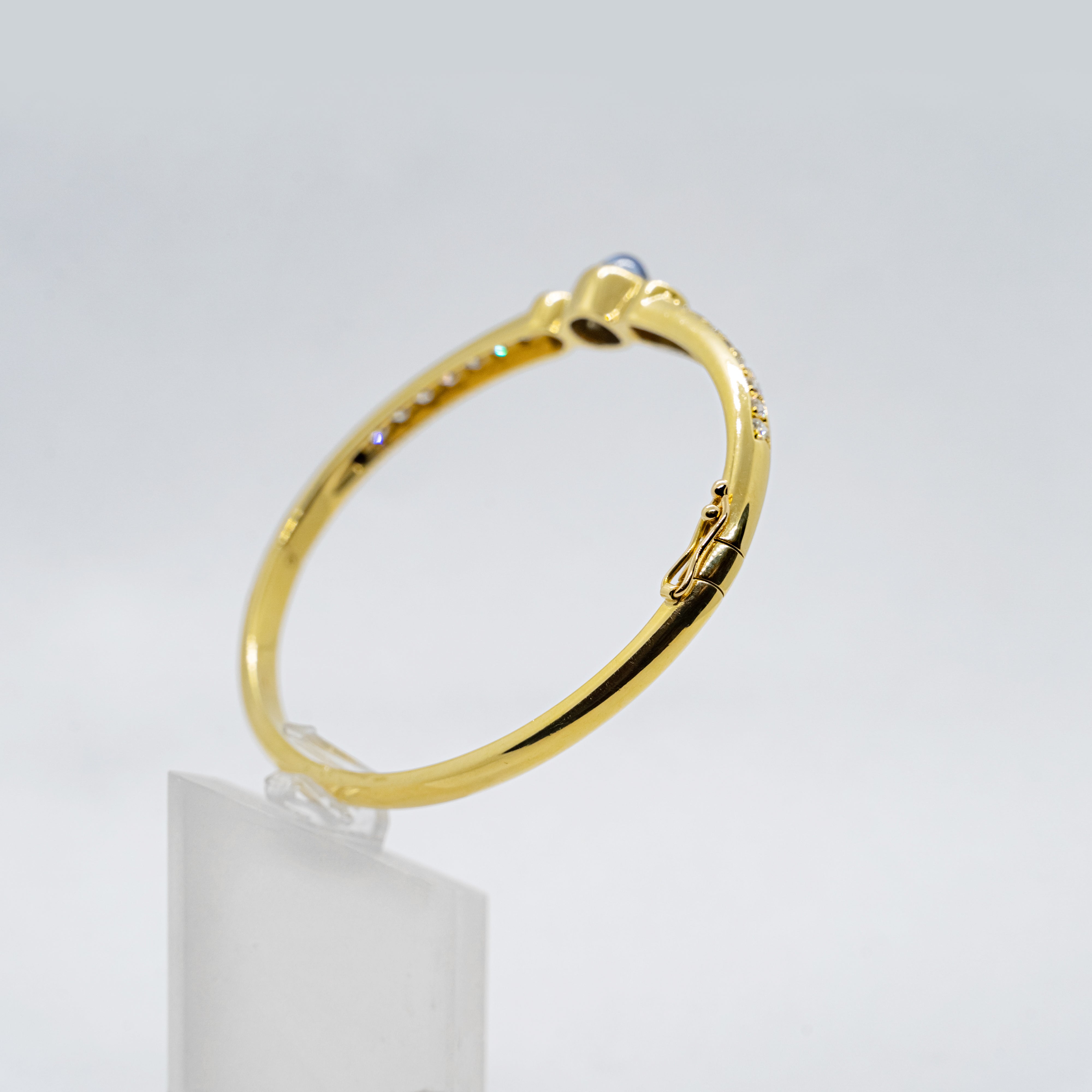 Pulsera vintage de oro amarillo de 18k con diamantes naturales y un zafiro natural.