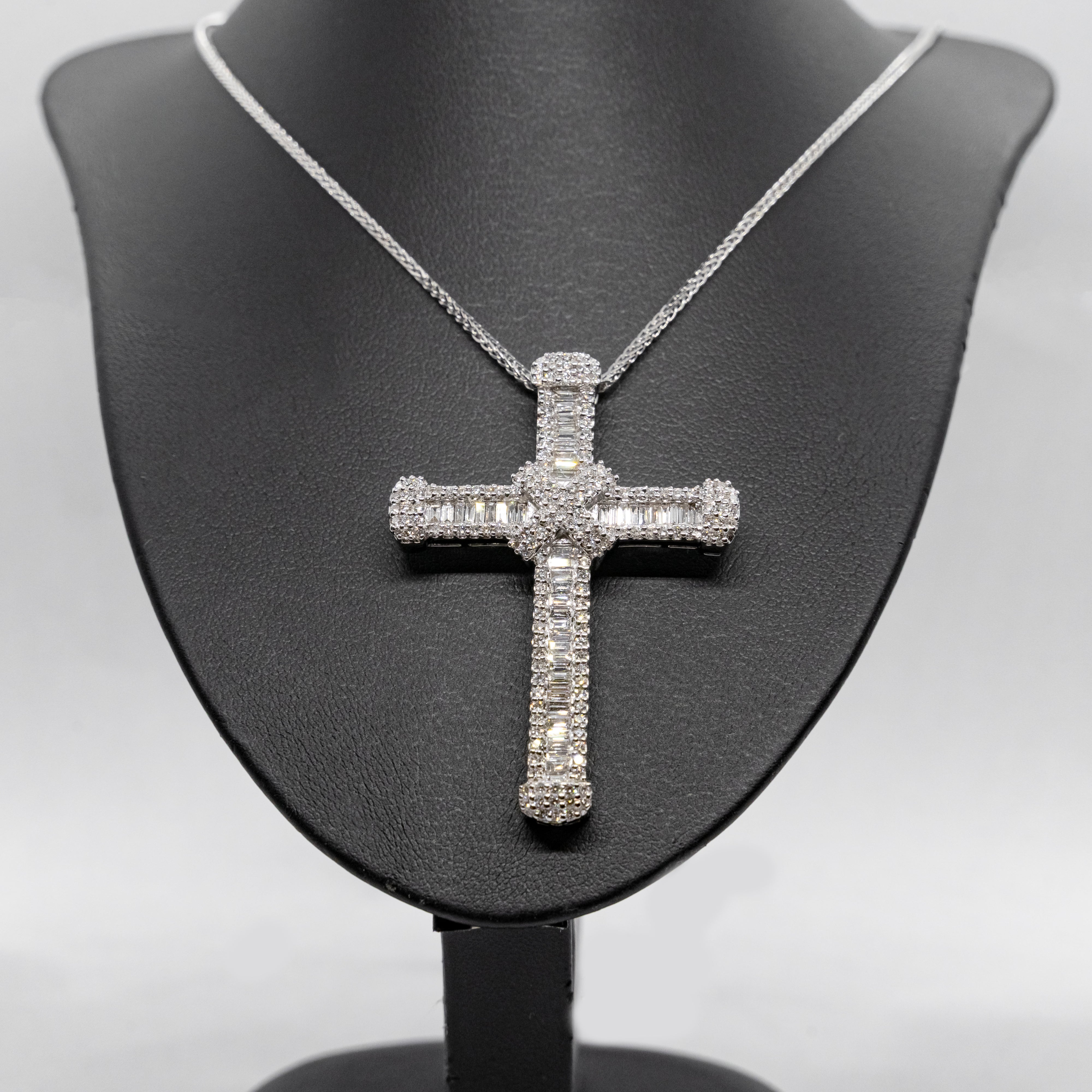 18k white gold Necklace with a diamond cross pendant set with 2,30CTW of natural diamonds