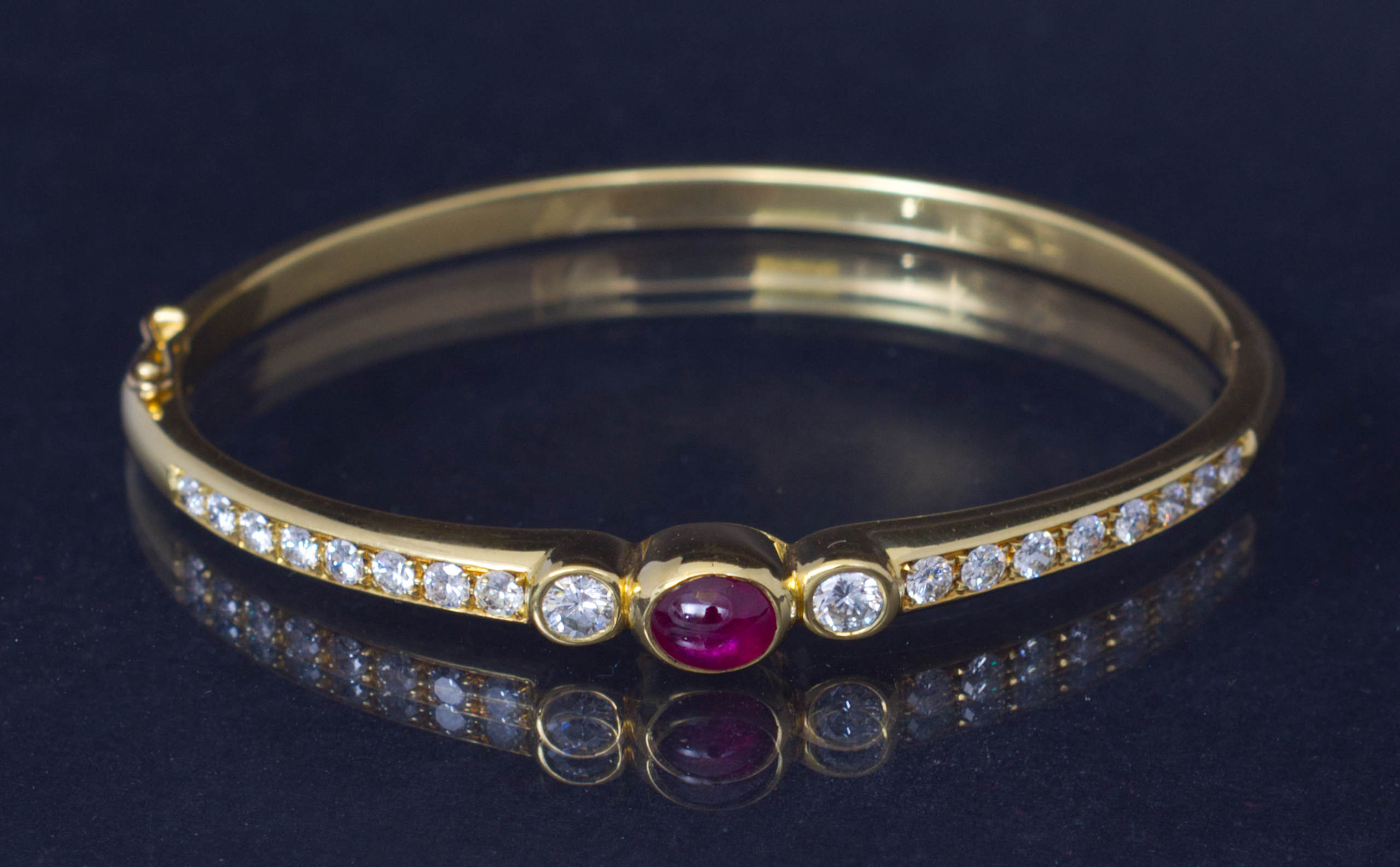 Vintage 18k Yellow gold bracelet set with natural diamonds and one natural ruby