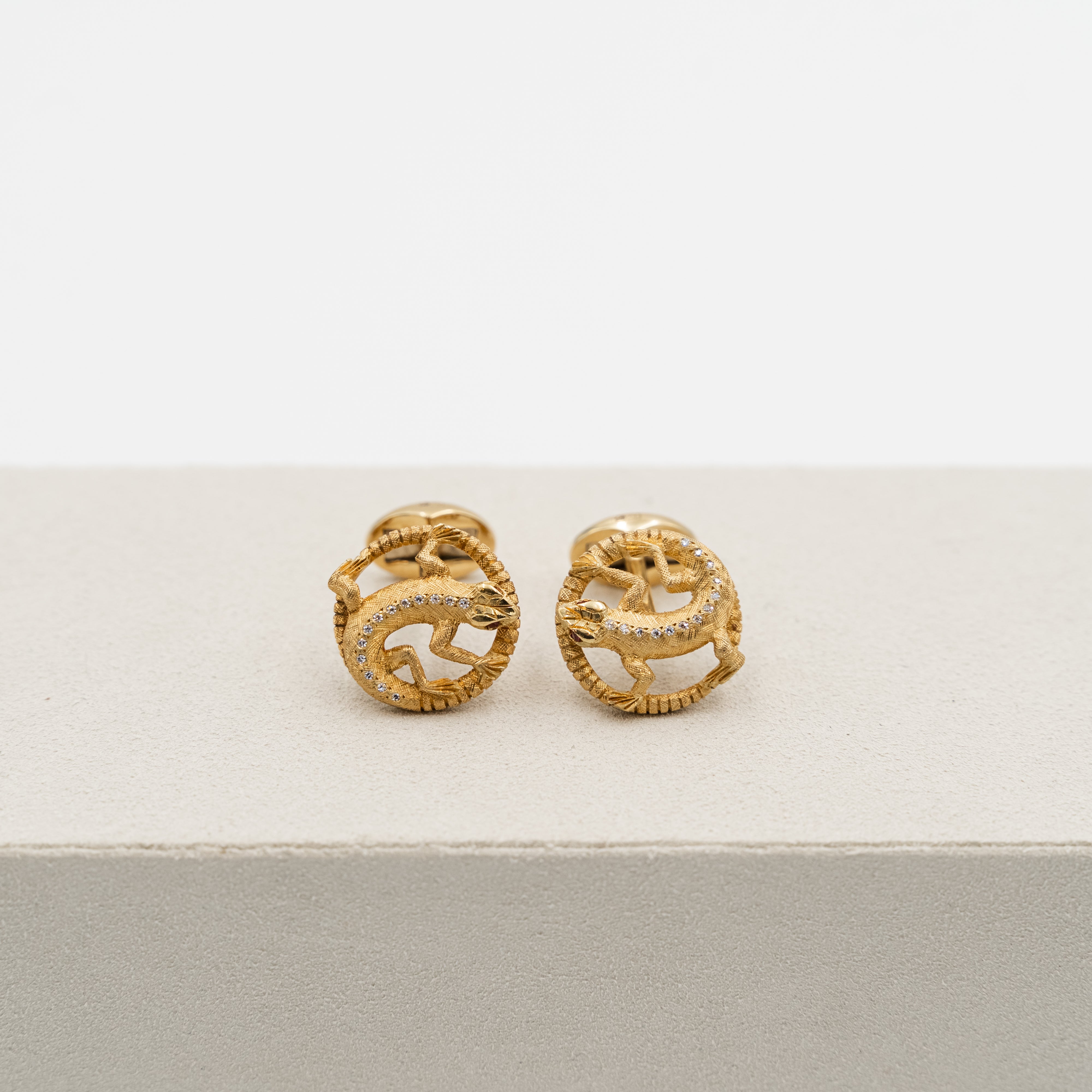 18k yellow gold David Morris cufflinks with a lizard design