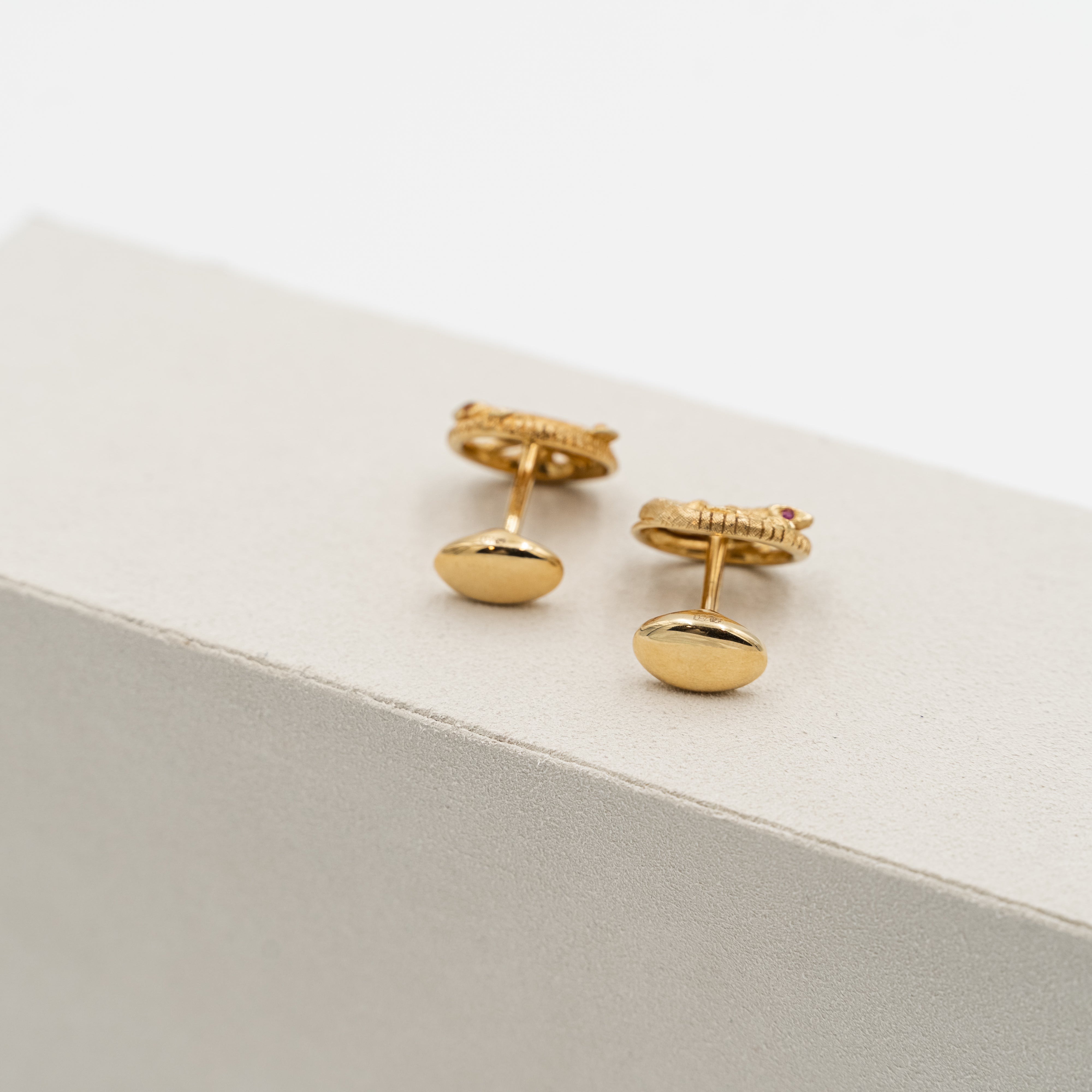 18k yellow gold David Morris cufflinks with a lizard design