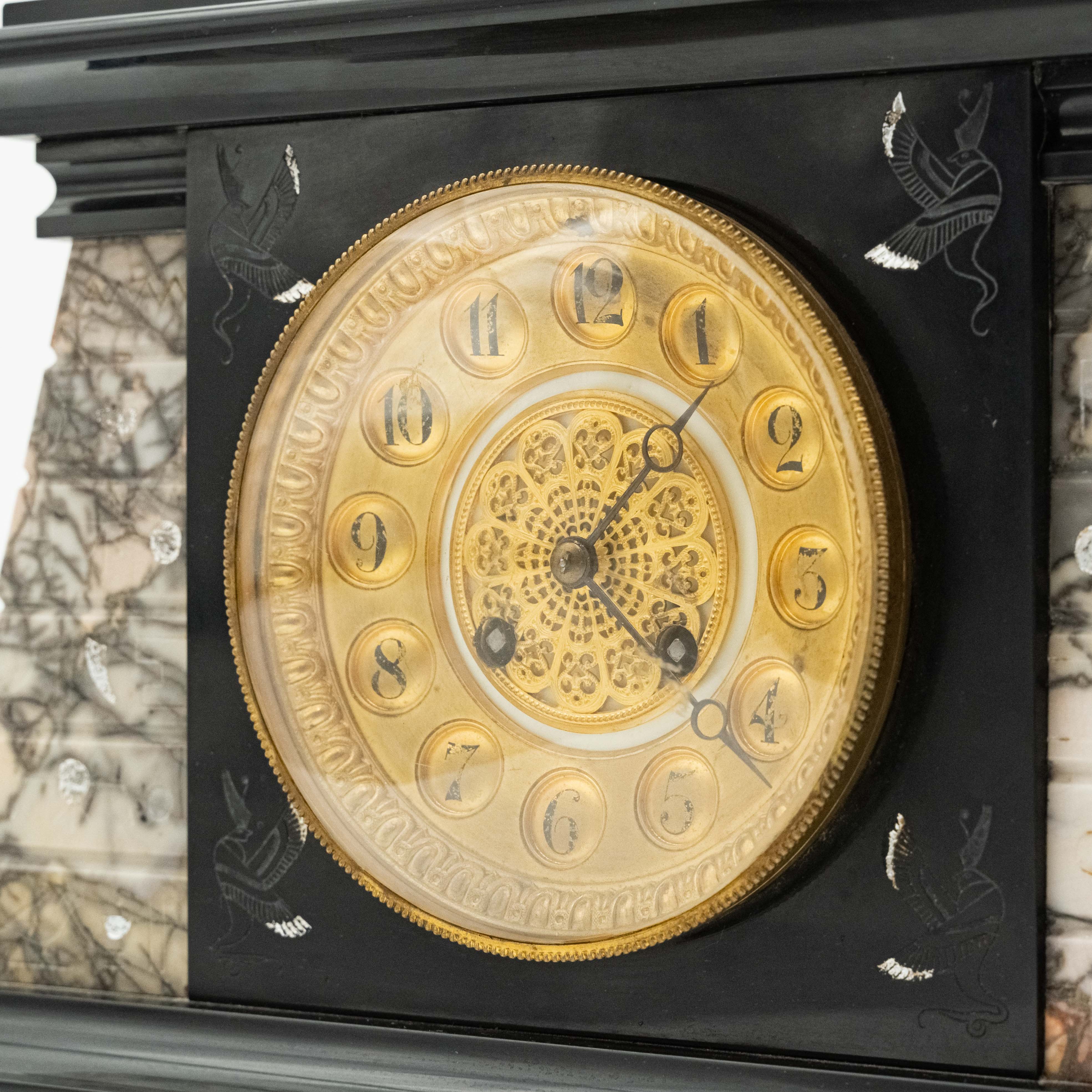Reloj de sobremesa antiguo de mármol con motivo egipcio decorado con una esfinge alada en la parte superior