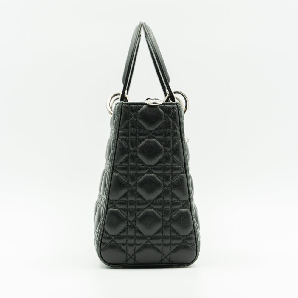 Bolso Lady Dior Totem mediano de piel de cordero negra