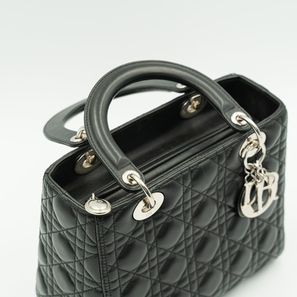 Bolso Lady Dior Totem mediano de piel de cordero negra