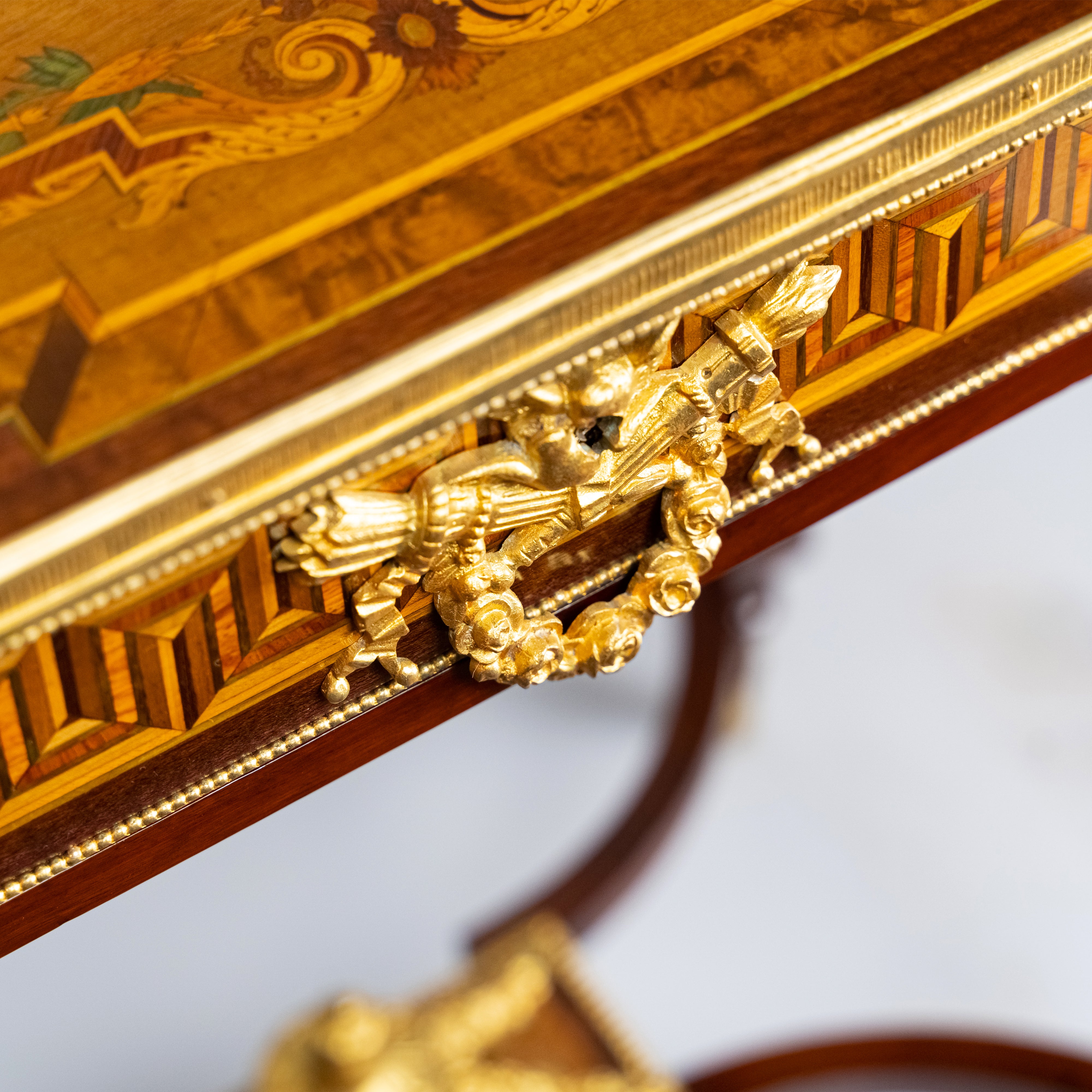 Mesa de baño de señora antigua del siglo XIX en técnica de marquetería.