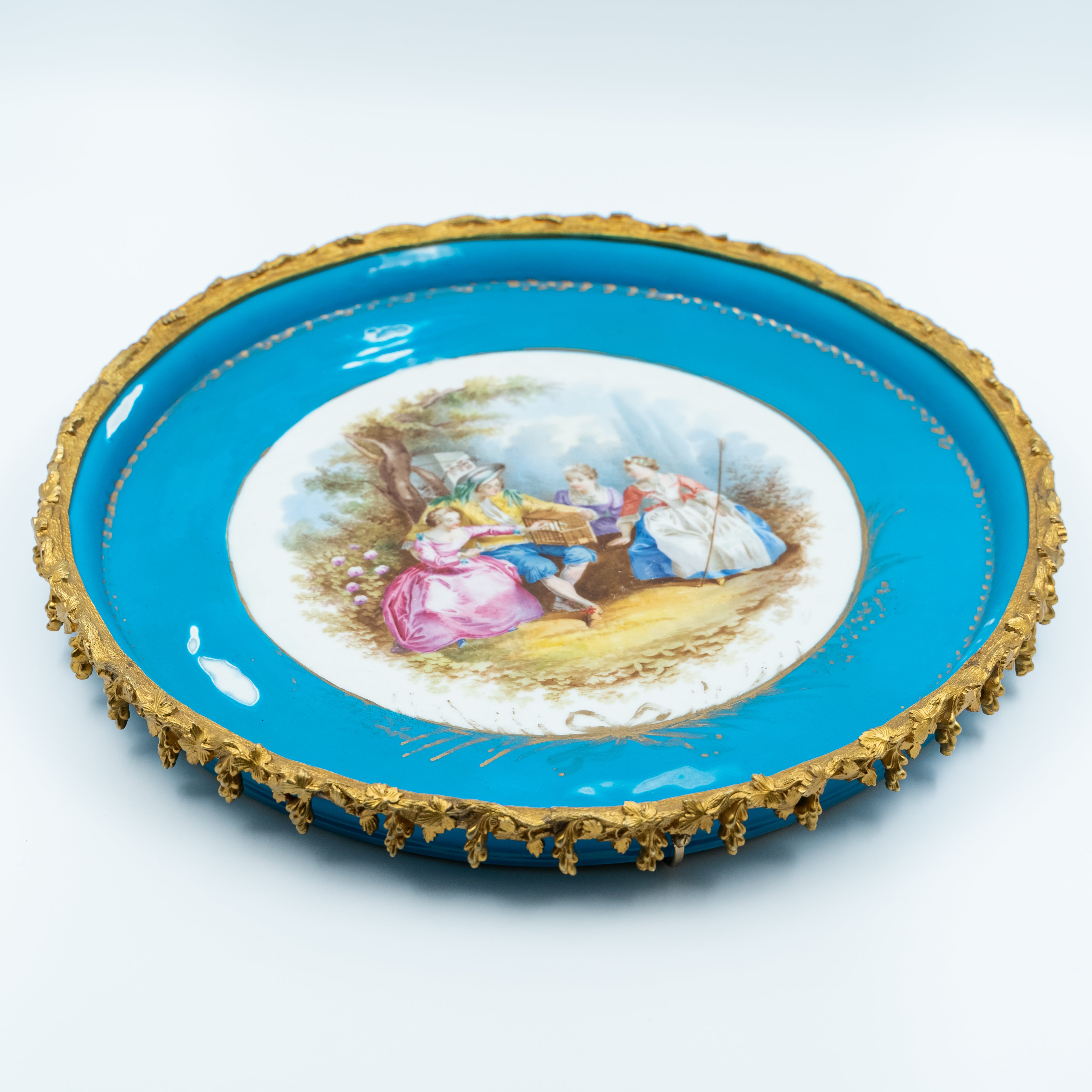 Plato de pared decorativo de porcelana de Sevres del siglo XVIII.