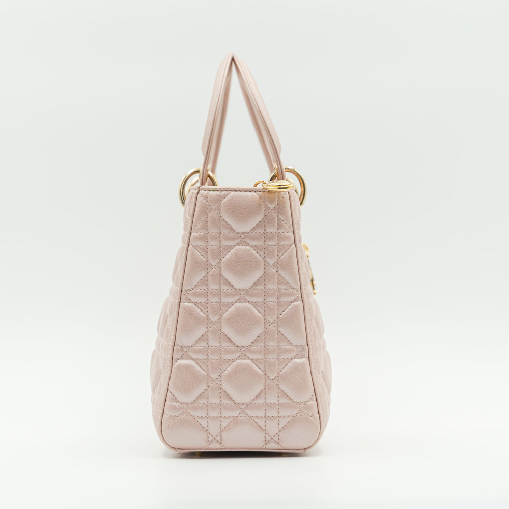 Bolso mediano Lady Dior Cannage de piel de cordero rosa empolvado