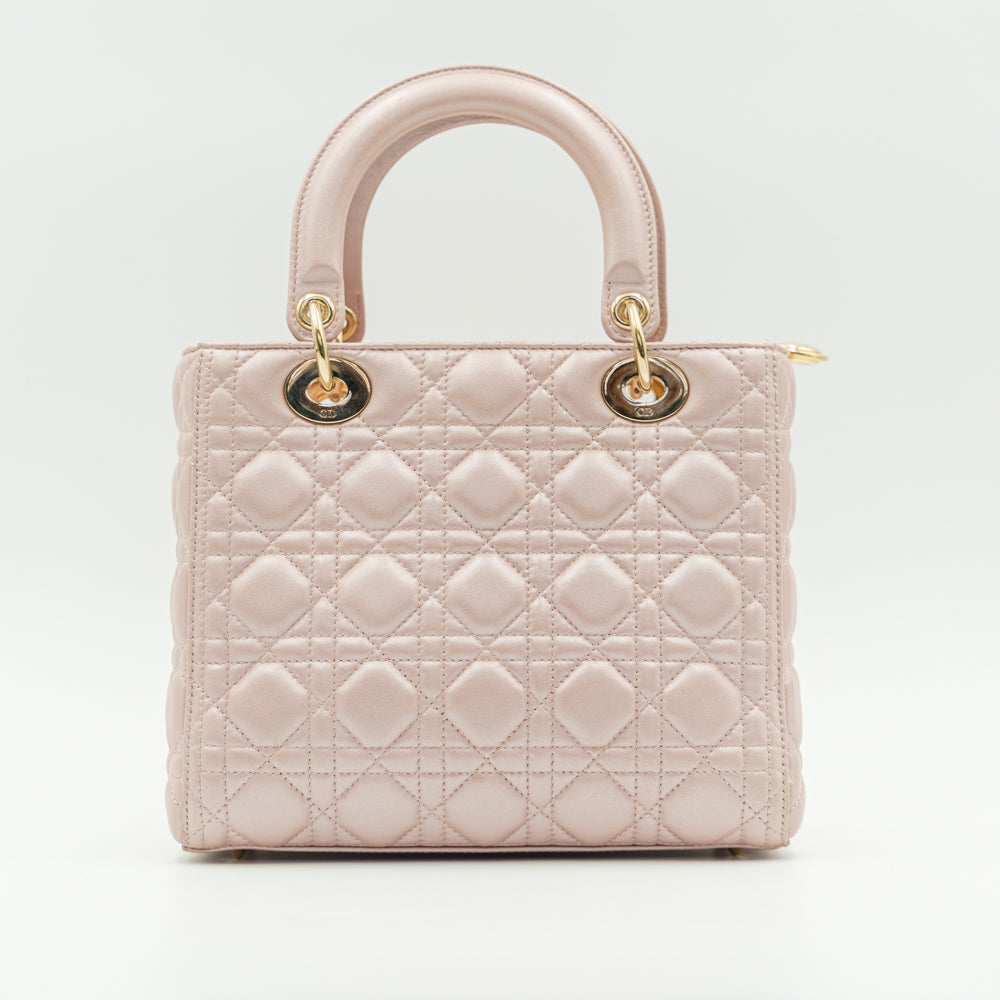 Bolso mediano Lady Dior Cannage de piel de cordero rosa empolvado