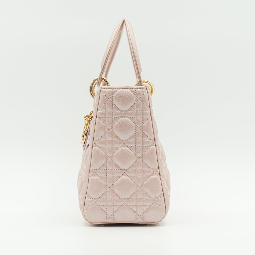 Bolso mediano Lady Dior Cannage de piel de cordero rosa empolvado