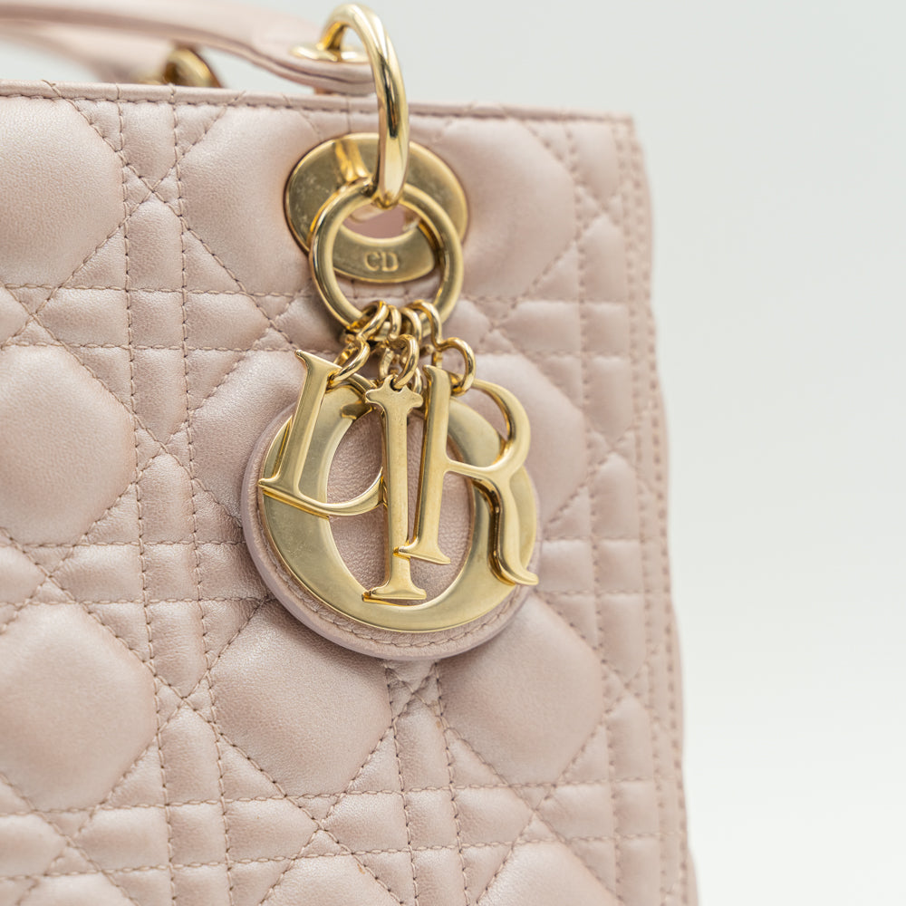 Bolso mediano Lady Dior Cannage de piel de cordero rosa empolvado