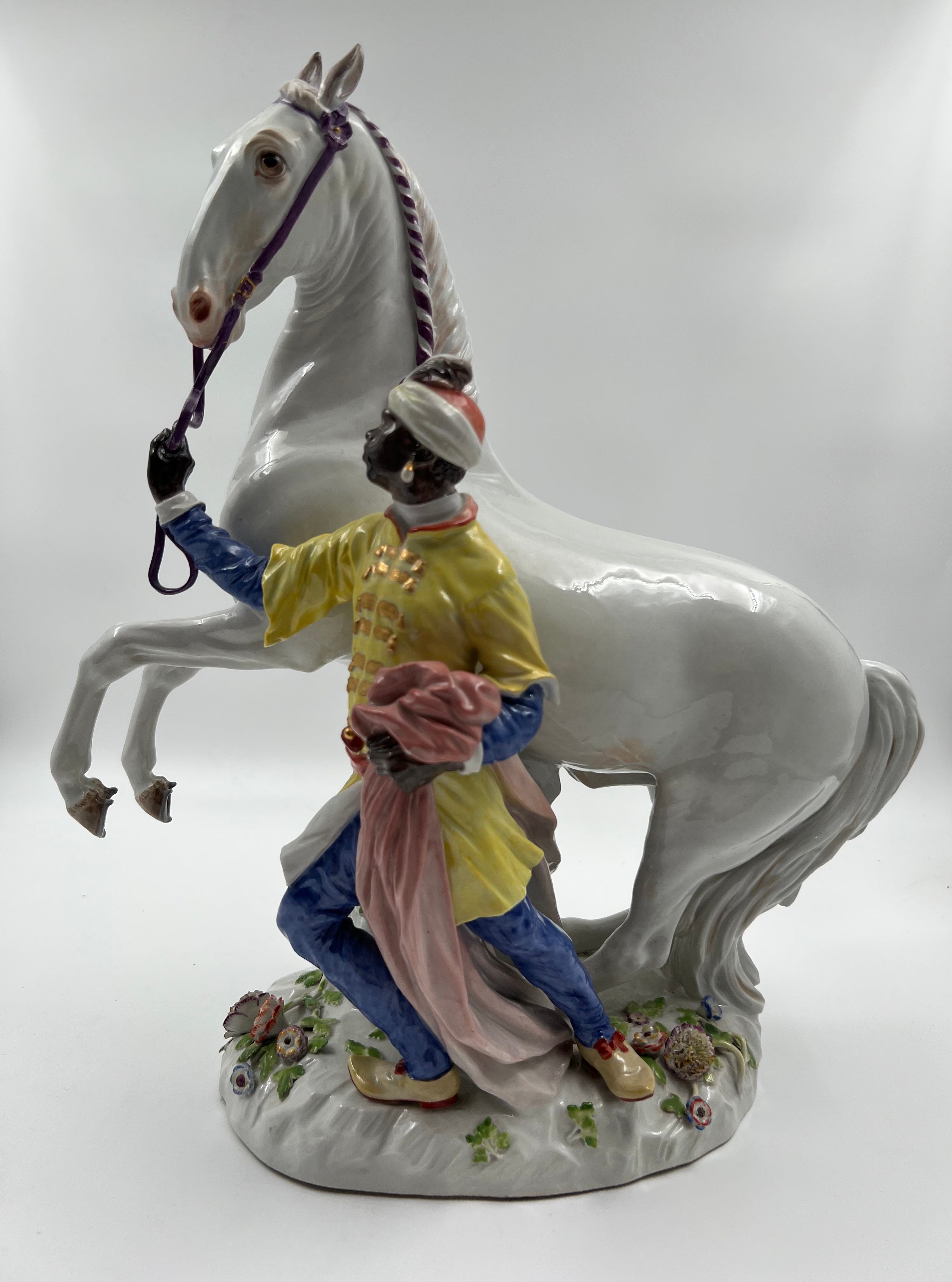 Un gran grupo ecuestre de porcelana de Meissen formado por "un caballo y un guía"