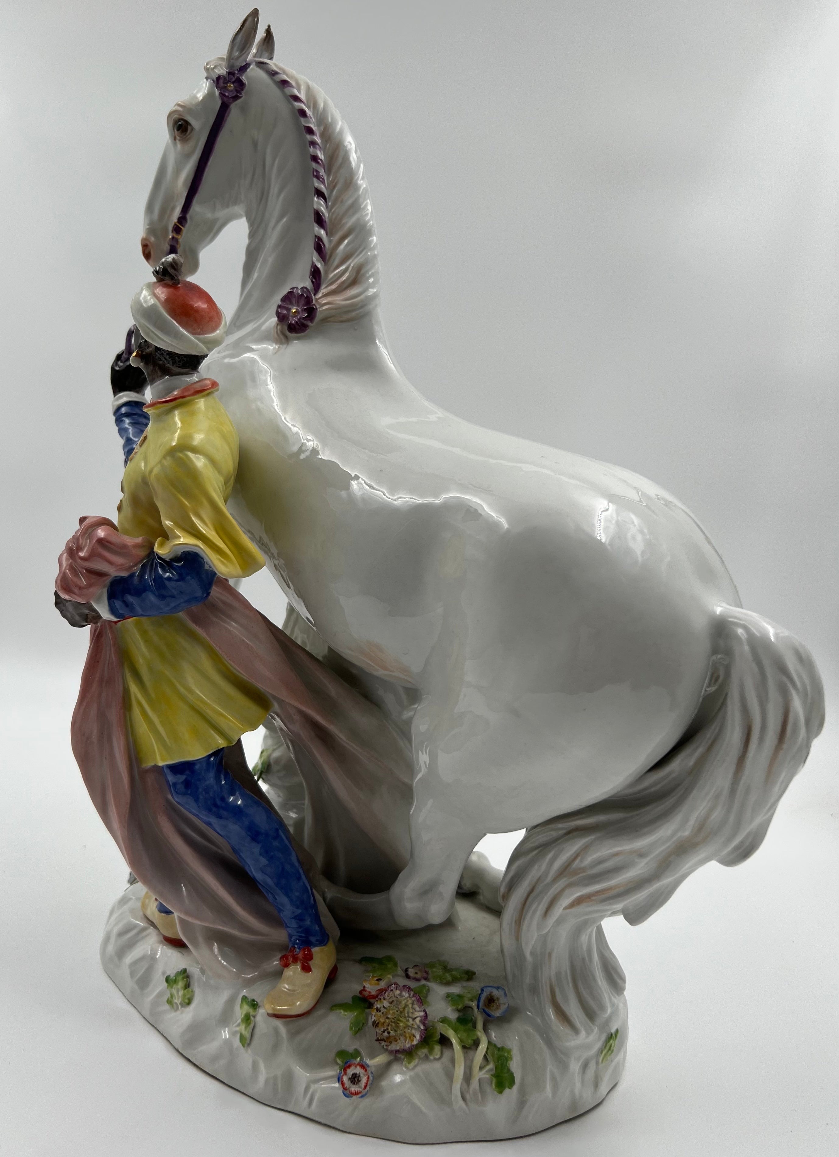 Un gran grupo ecuestre de porcelana de Meissen formado por "un caballo y un guía"