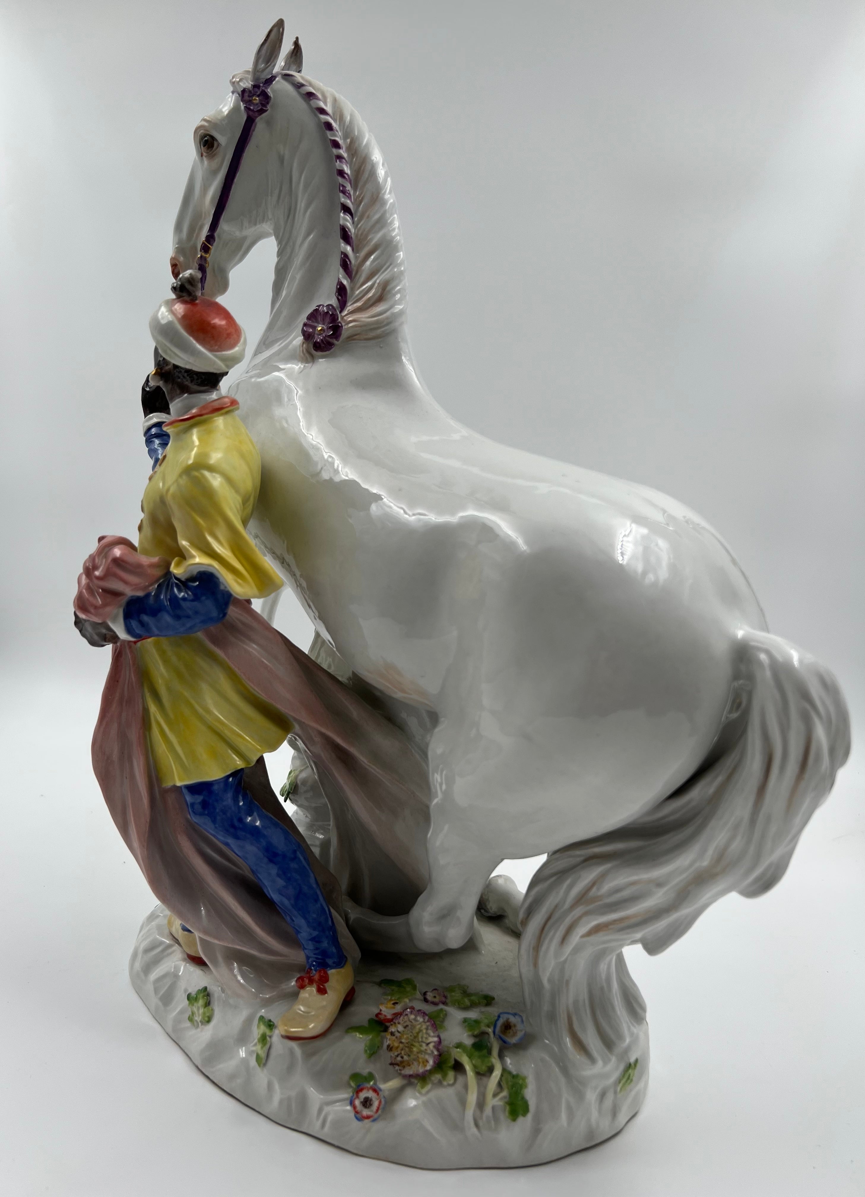 Un gran grupo ecuestre de porcelana de Meissen formado por "un caballo y un guía"