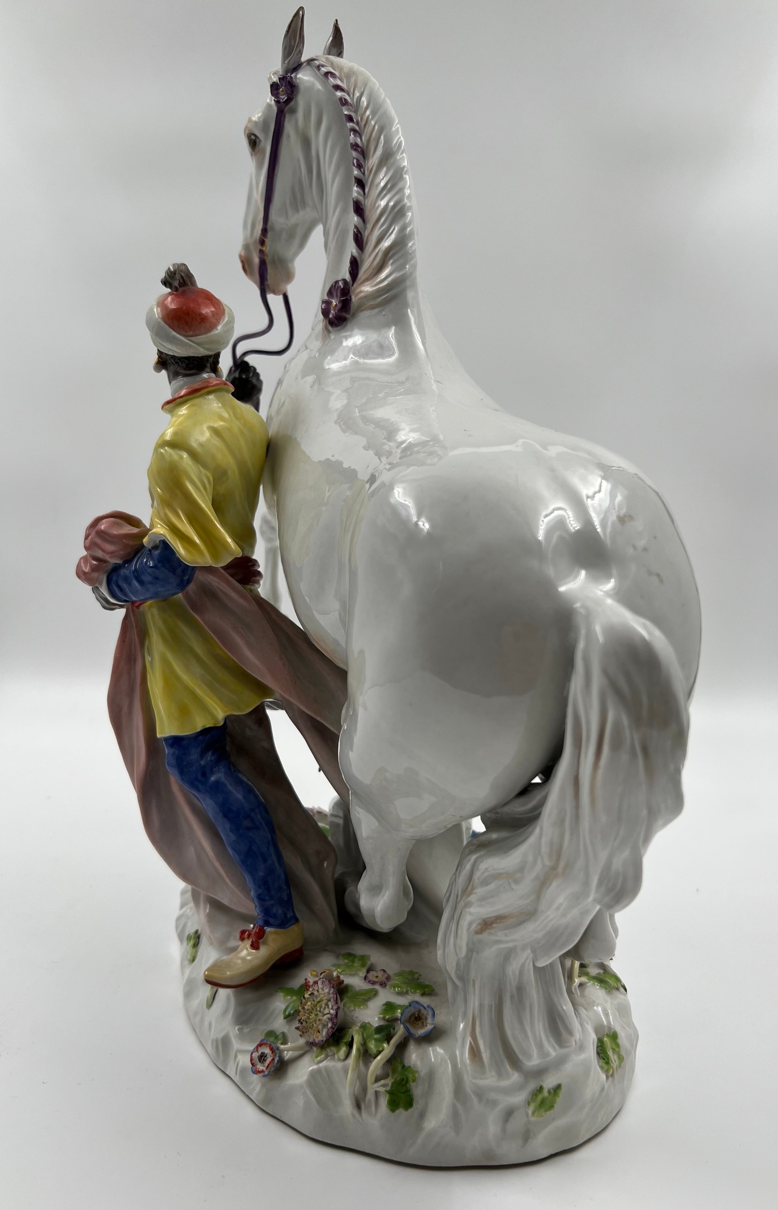 Un gran grupo ecuestre de porcelana de Meissen formado por "un caballo y un guía"