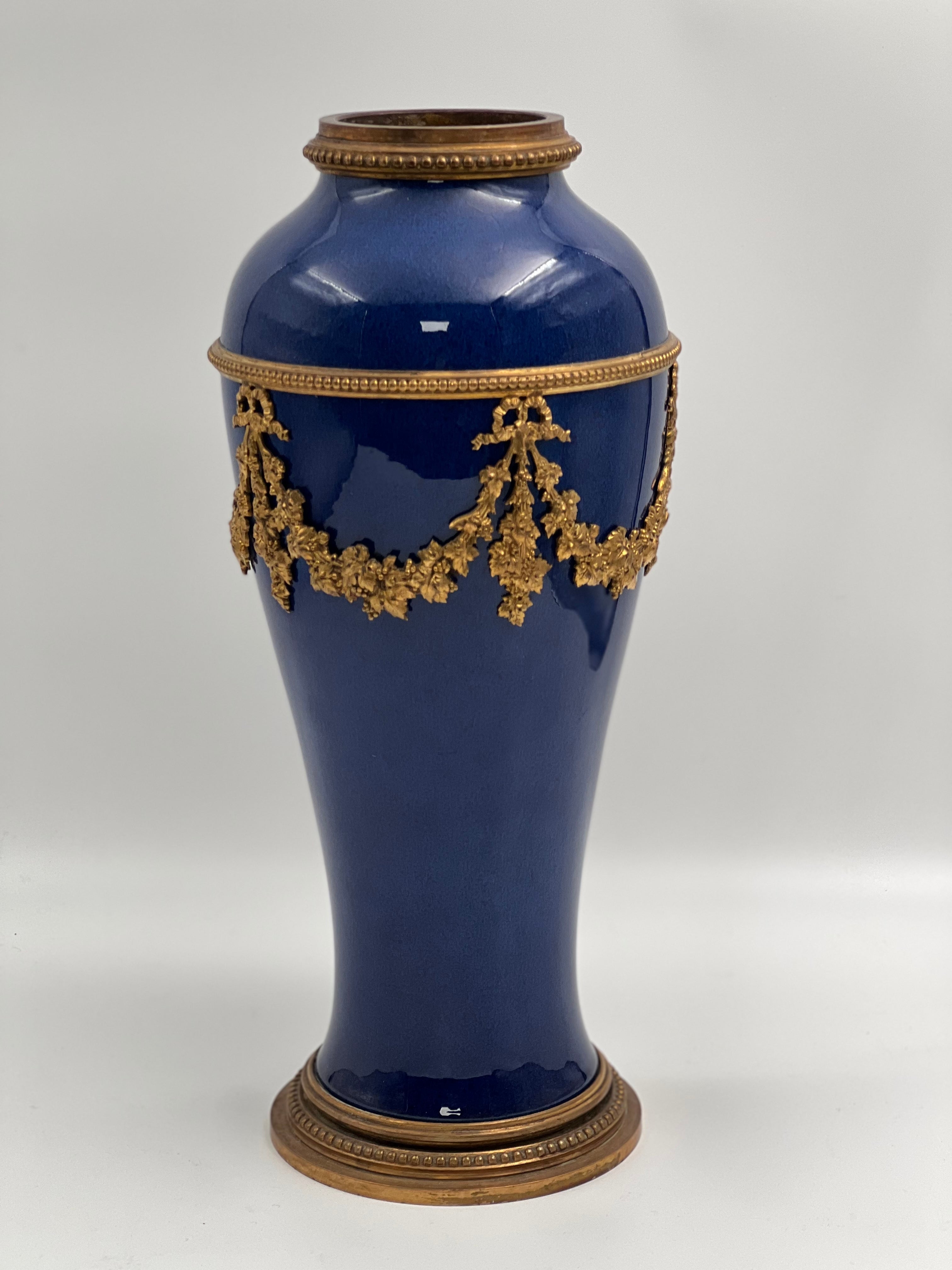 Antiguo jarrón francés de porcelana azul cobalto de Sevres con decoración en bronce dorado de Paul Milet