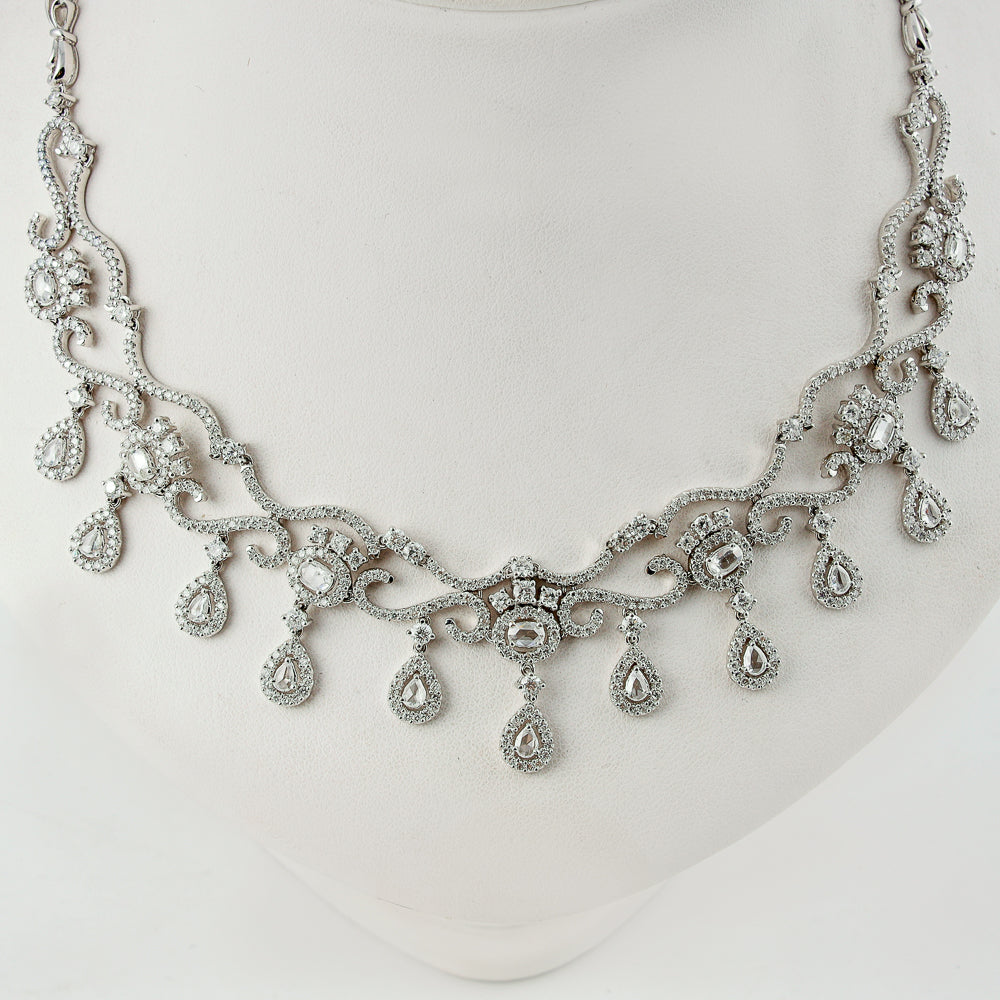 18K white gold necklace set with 8,10 CTW colourless diamonds