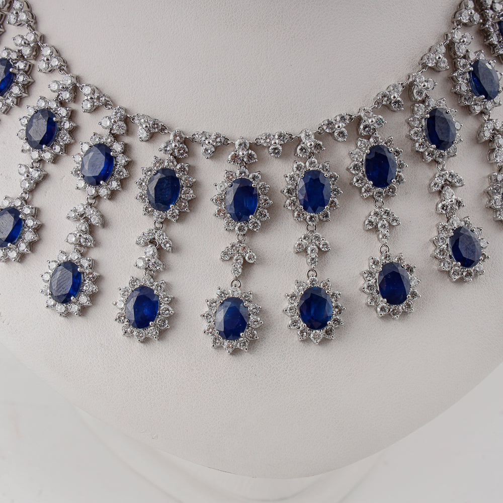 Collar colgante de oro blanco de 18 k con diamantes naturales de 24 quilates y zafiros azules de 37 quilates